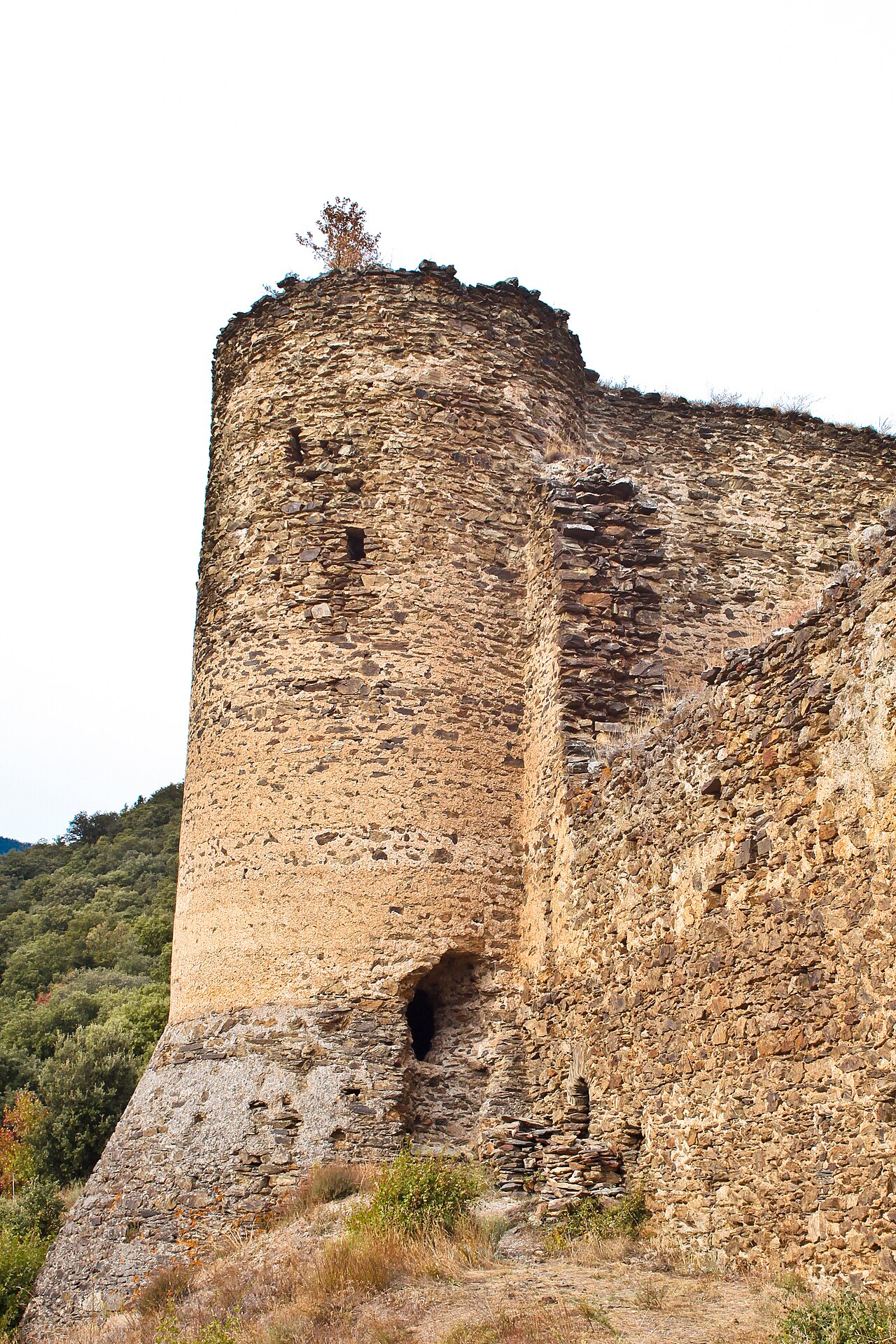 Vestiges de la tour du château d'Évol sur les hauteurs du village.