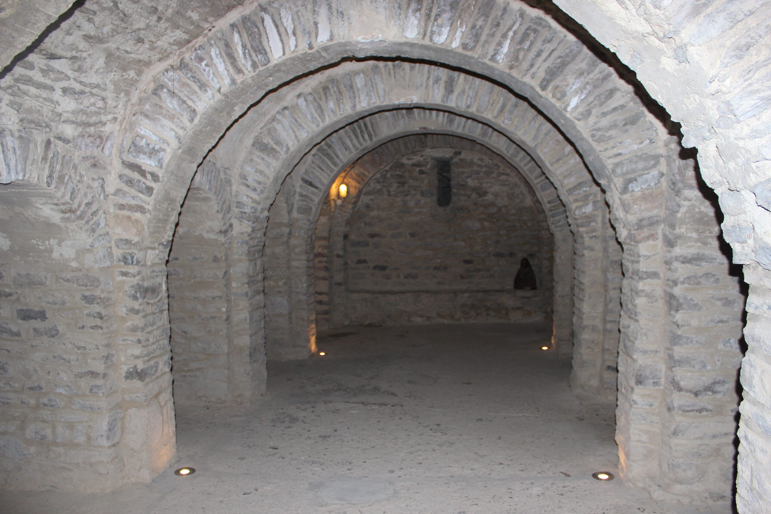 Crypte romane de Saint-Martin-du-Canigou, colonnes et voûtes en pierre