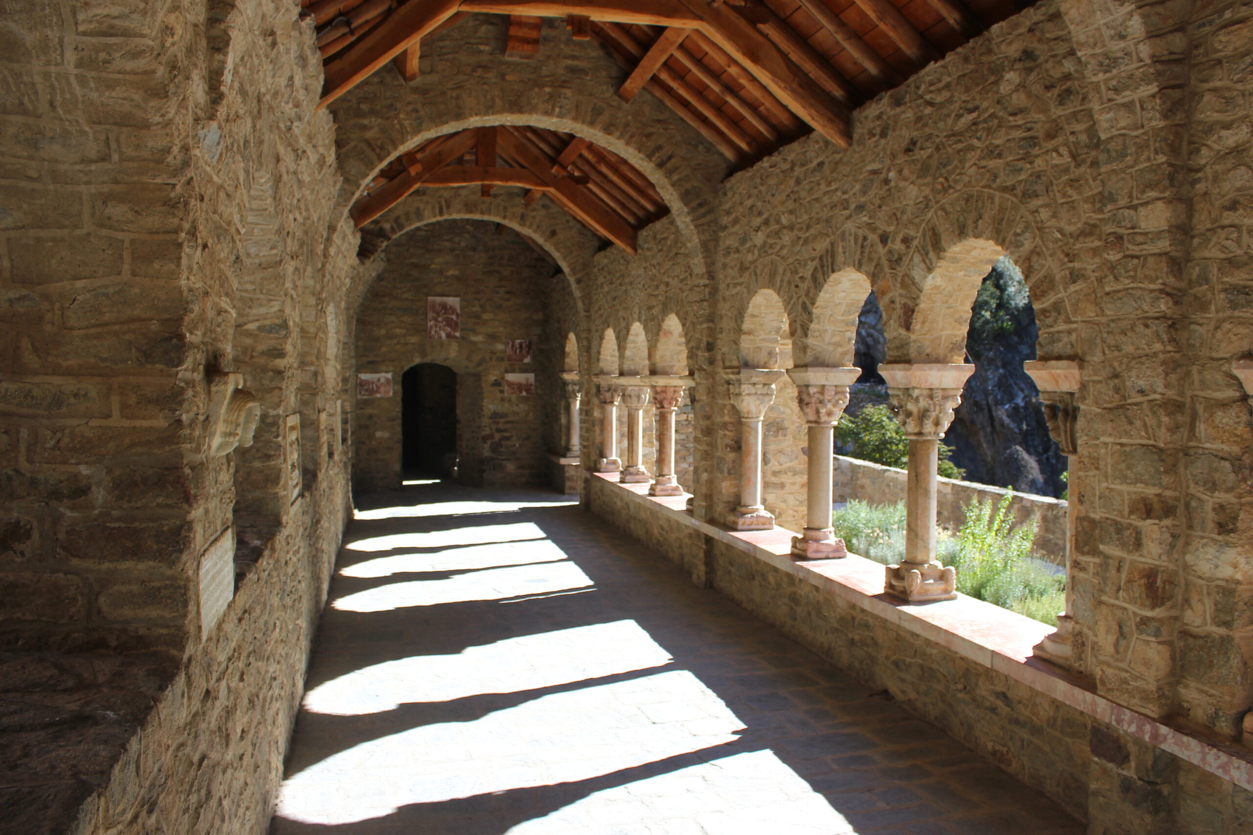 Galerie du cloître roman de l’abbaye Saint-Martin-du-Canigou avec ses arcades et ses colonnettes