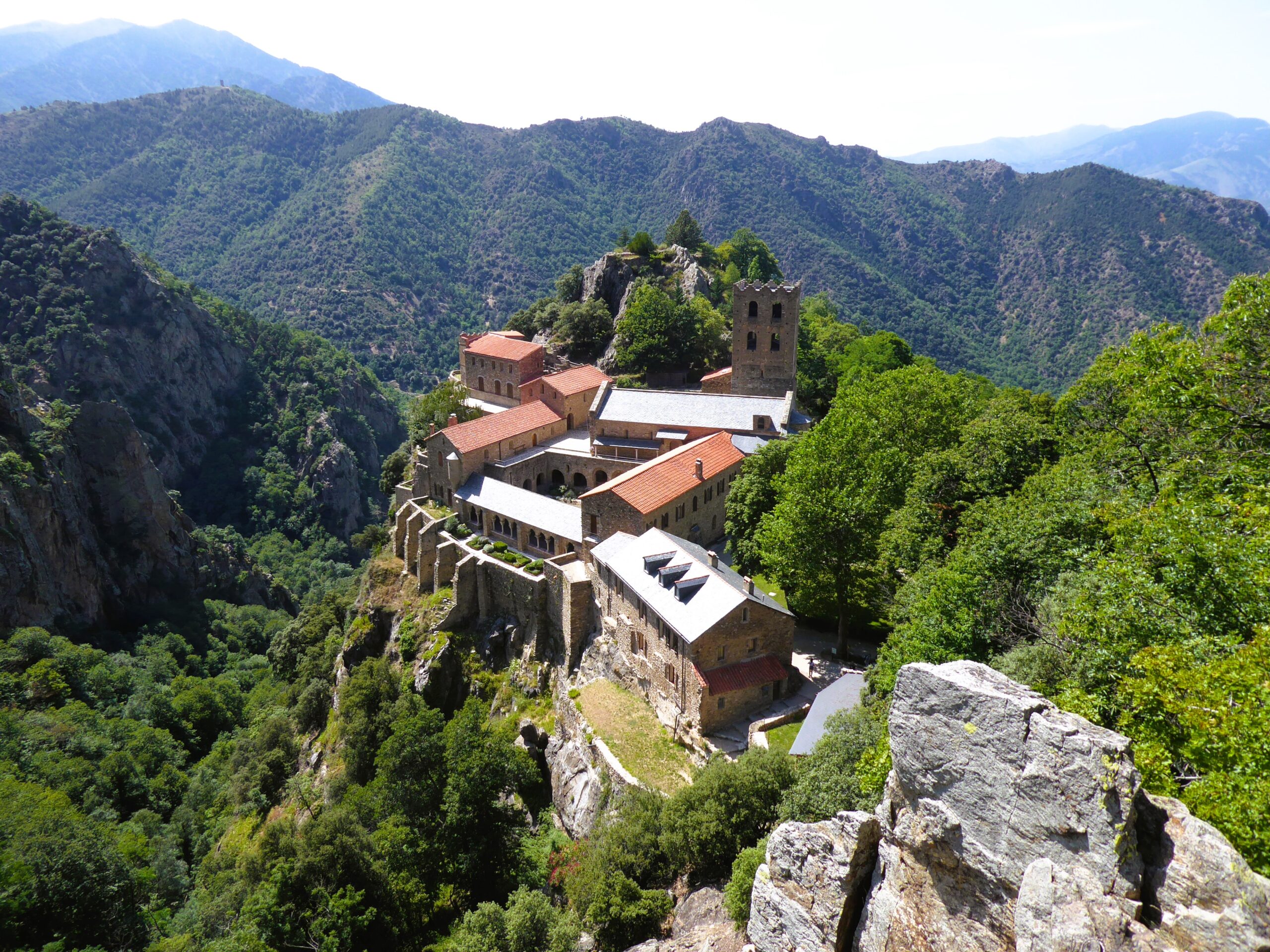 L’abbaye Saint-Martin-du-Canigou accrochée à son promontoire rocheux au-dessus de Casteil