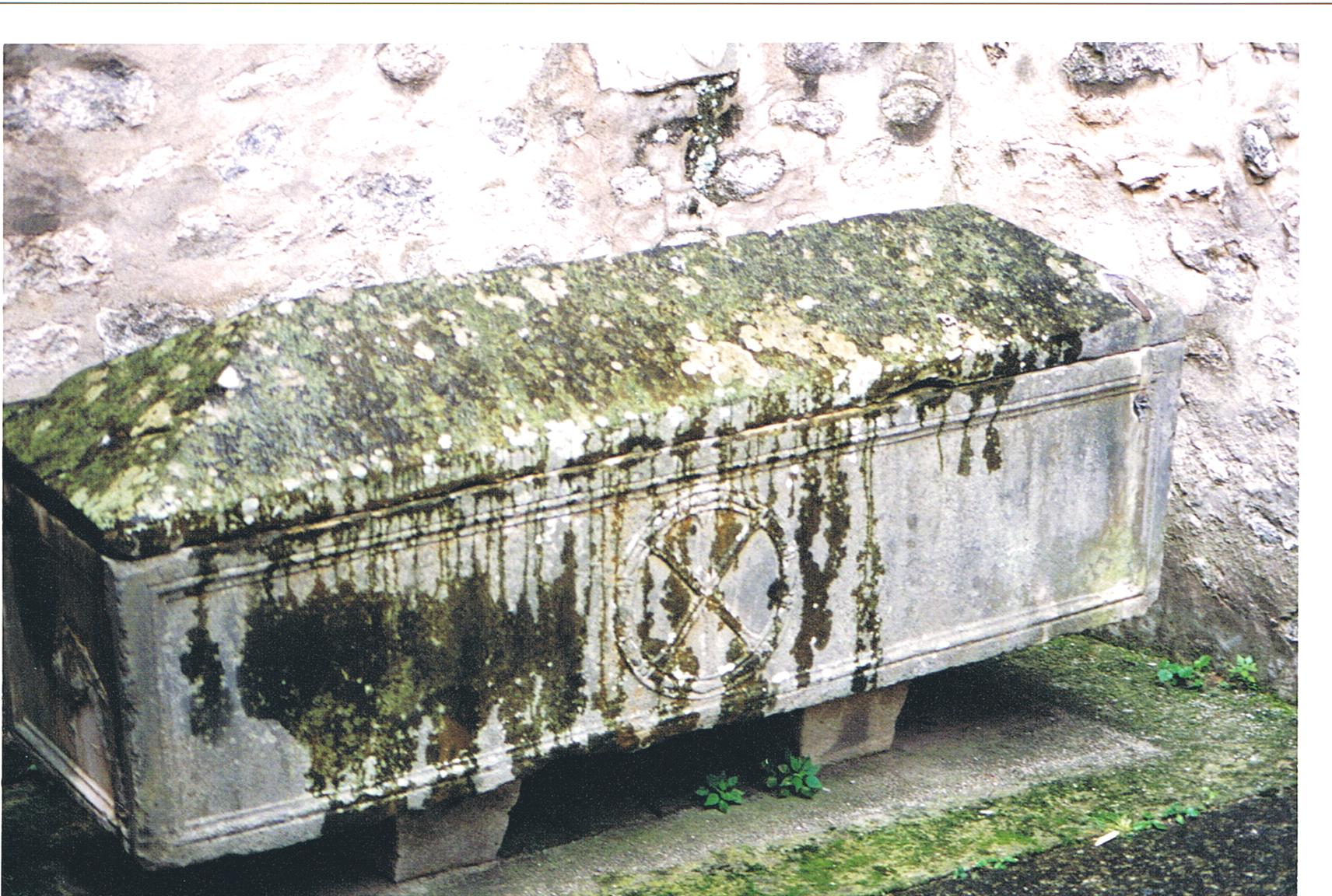 La Sainte Tombe, ancien sarcophage près de l’entrée de l’abbatiale Sainte-Marie