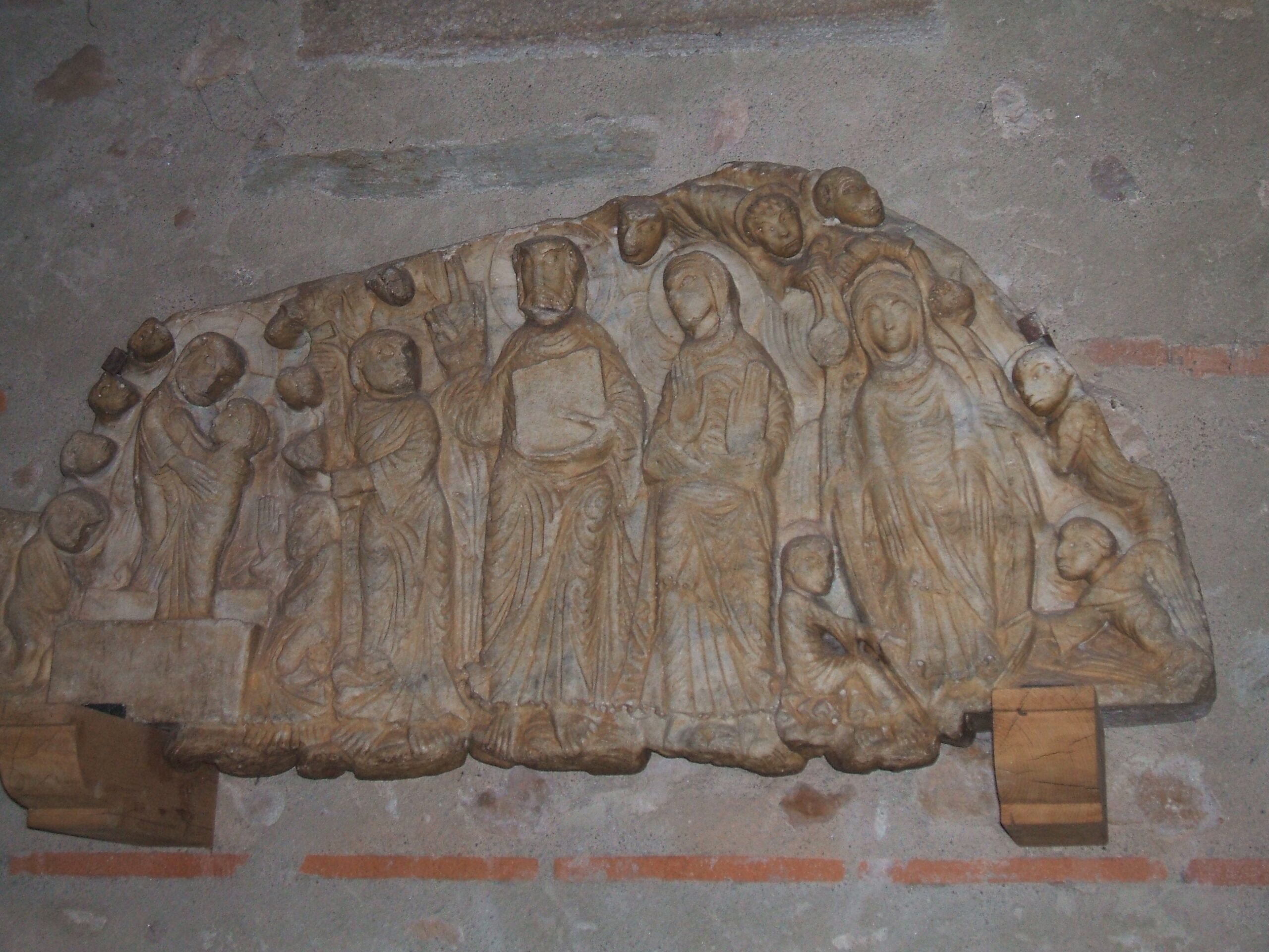 Tympan marial en pierre attribué au Maître de Cabestany, dans l’église Notre-Dame-des-Anges