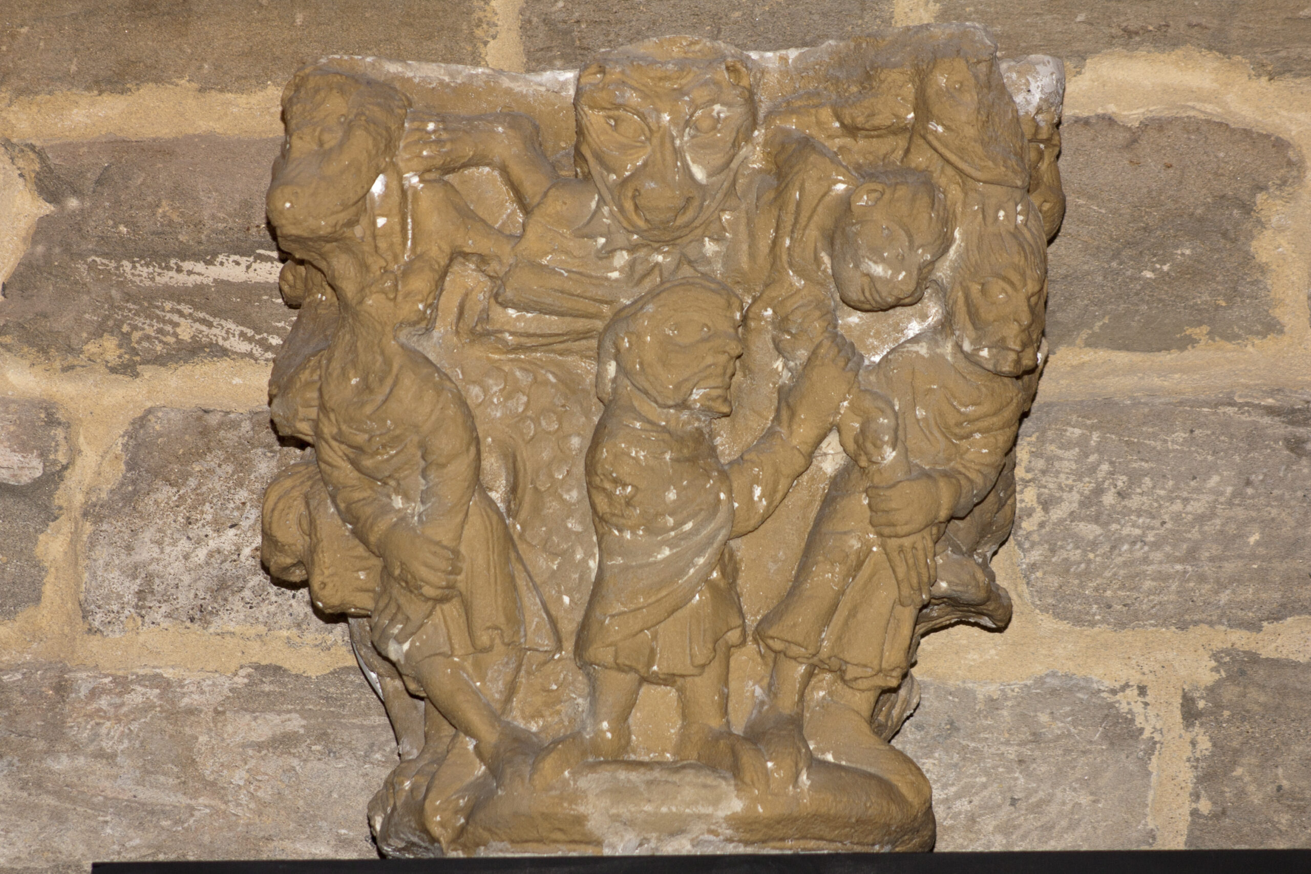 Moulage d’un chapiteau attribué au Maître de Cabestany : figures médiévales et sculpture de pierre