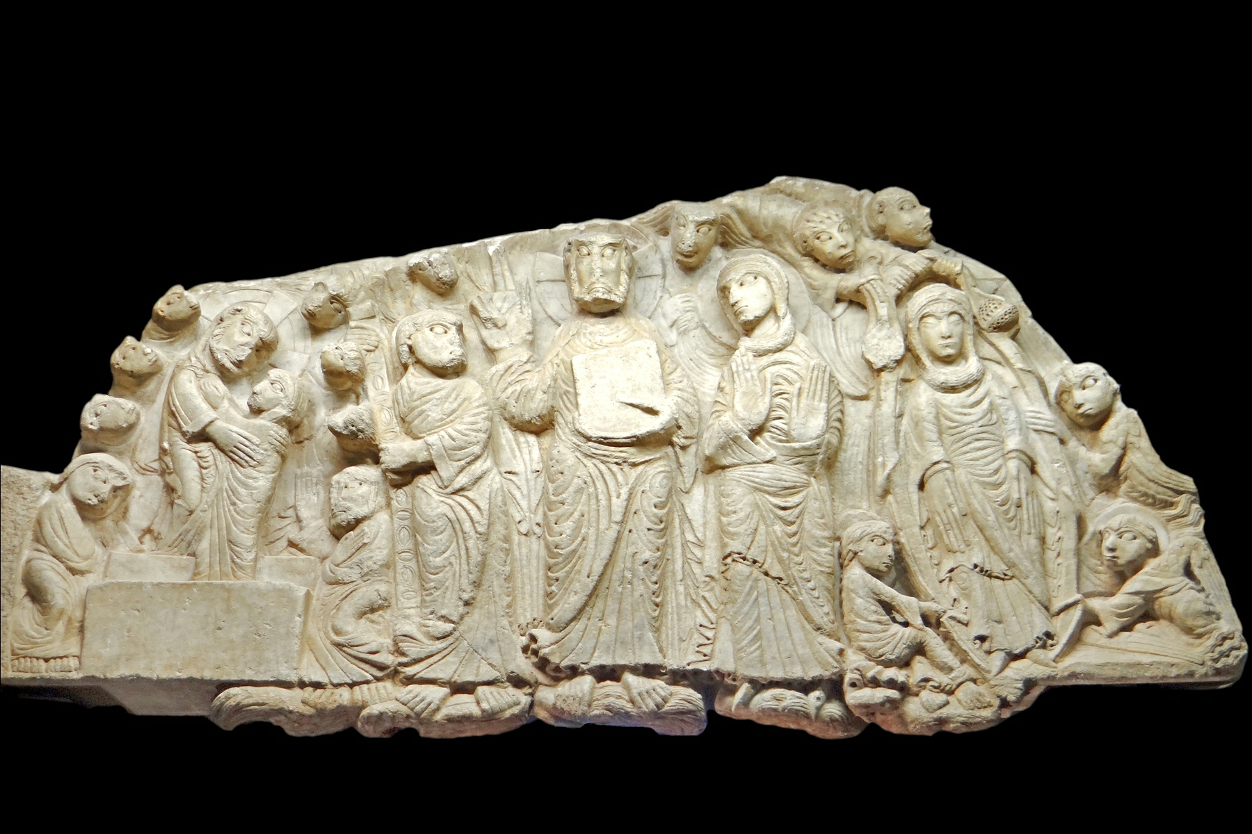 Détail du tympan marial sculpté du Maître de Cabestany