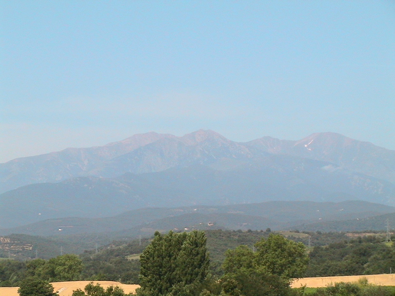 Vue du Canigou depuis la commune ; les paysages du Vallespir éclairent son histoire.