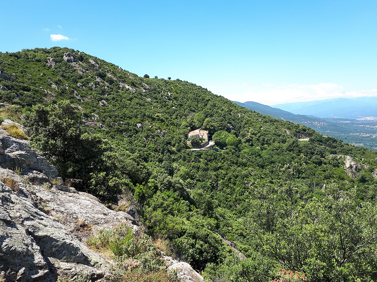 La chapelle de Notre-Dame du Château vue depuis les reliefs d’Ultrera