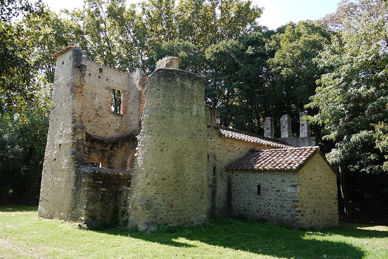 Vue complémentaire de la chapelle, ses volumes et sa maçonnerie médiévale