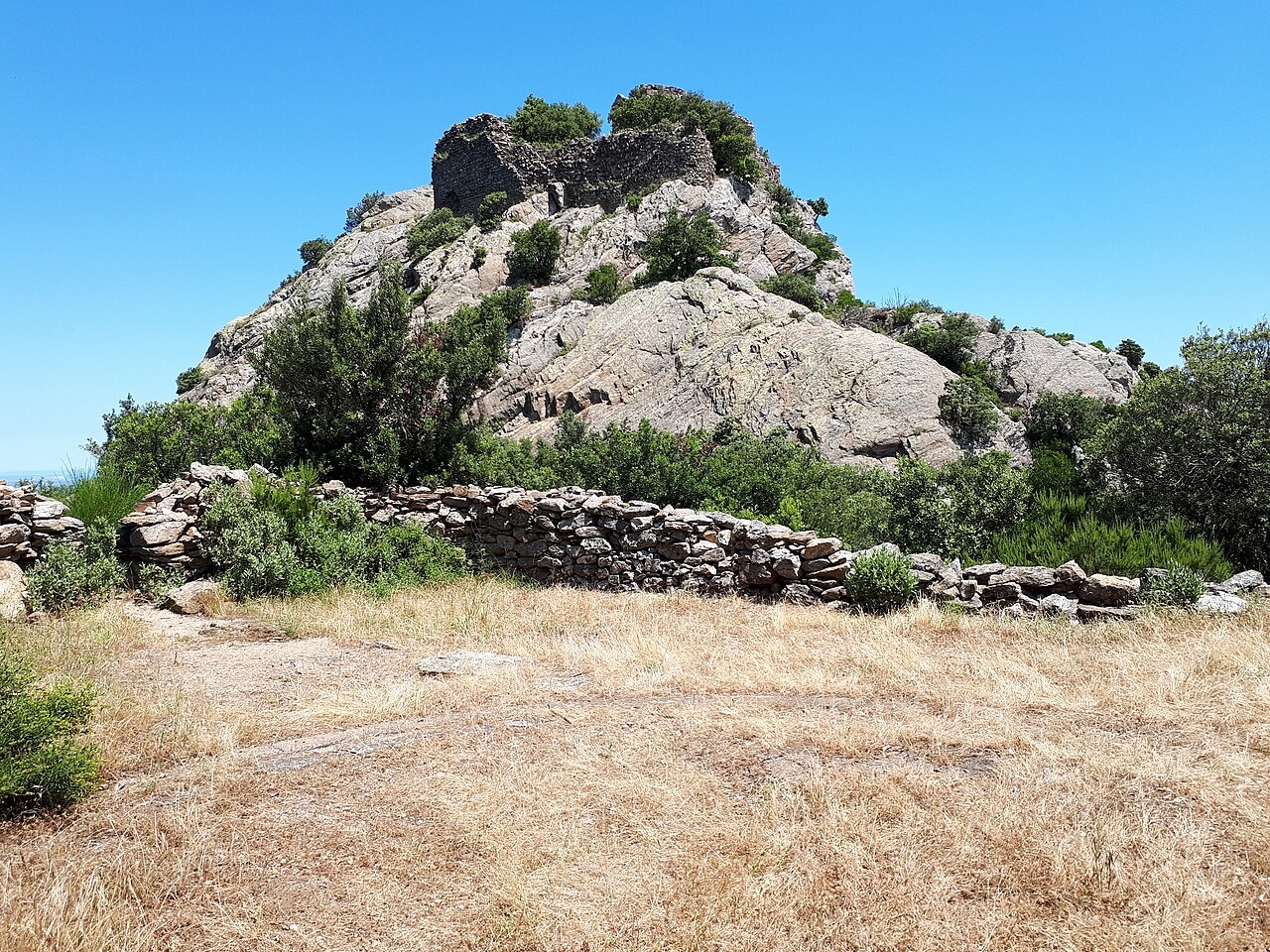 Les ruines du château d'Ultrera vues depuis le Coll Buc