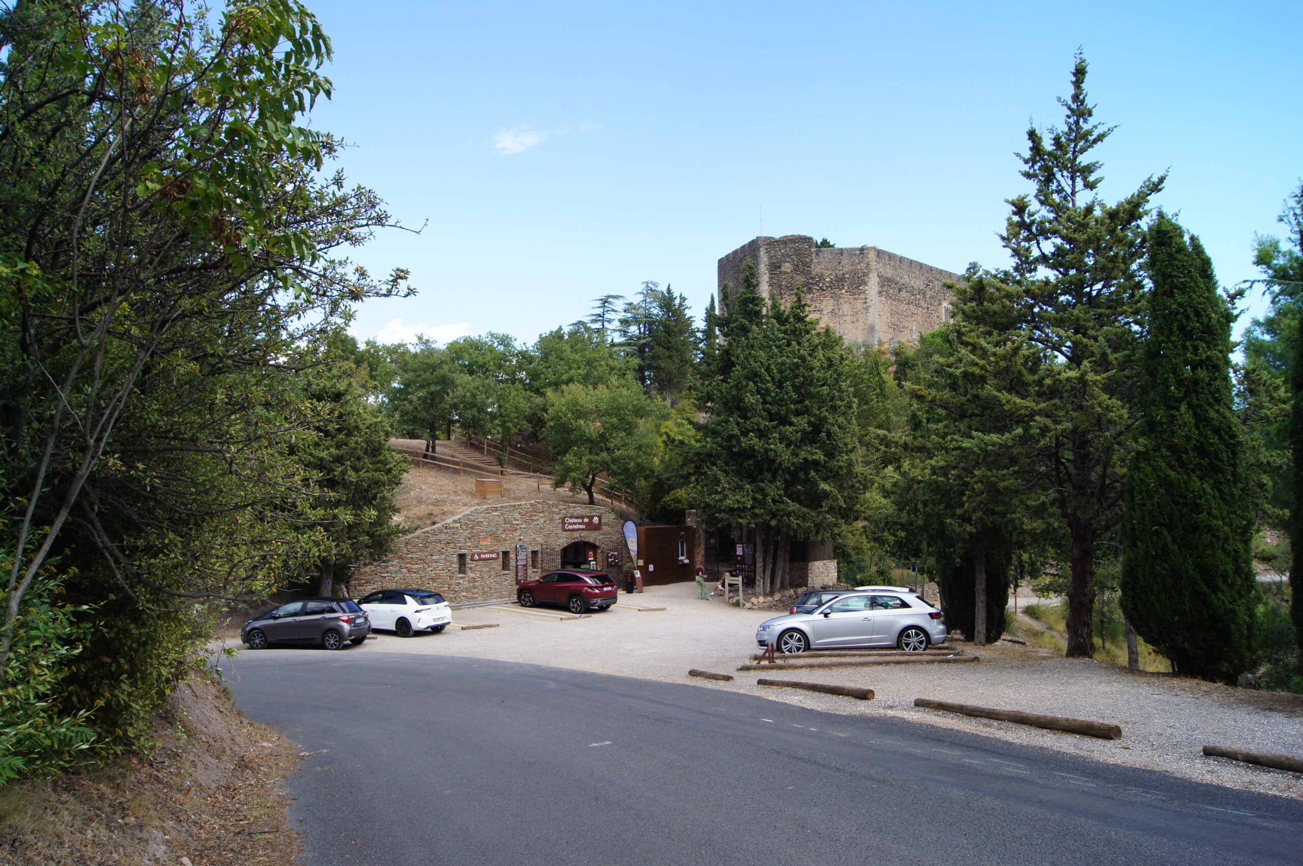 La forteresse de Castelnou dominant le village
