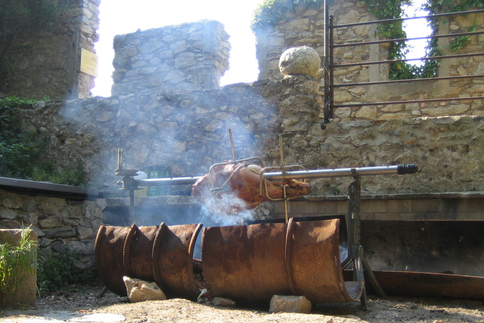 Vue d’un espace intérieur ancien du château de Castelnou, murs de pierre et passages de la forteresse