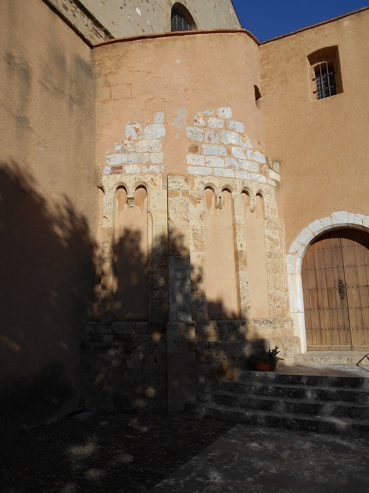 Le chevet médiéval de Sainte-Marie, église de la Nativité de Baixas