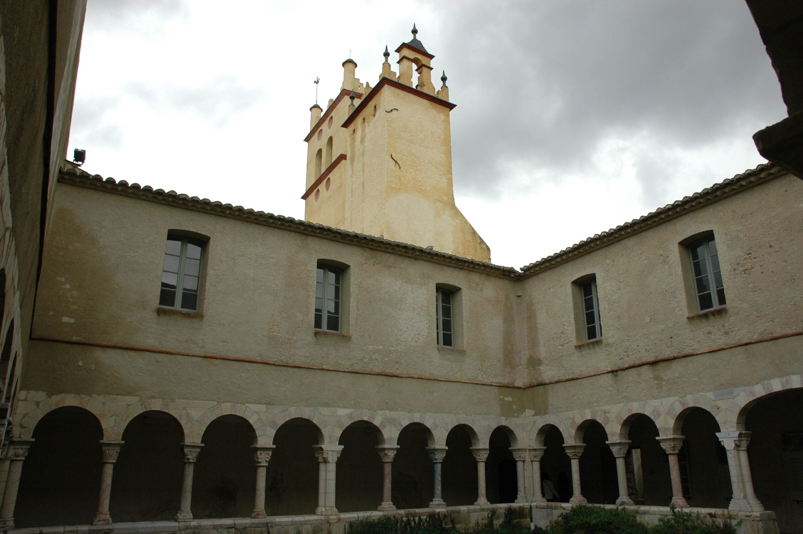 Arcades romanes et colonnes de marbre coloré du cloître de Saint-Génis-des-Fontaines