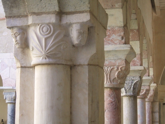 Enfilade de chapiteaux médiévaux sculptés dans les galeries du cloître de Saint-Génis-des-Fontaines