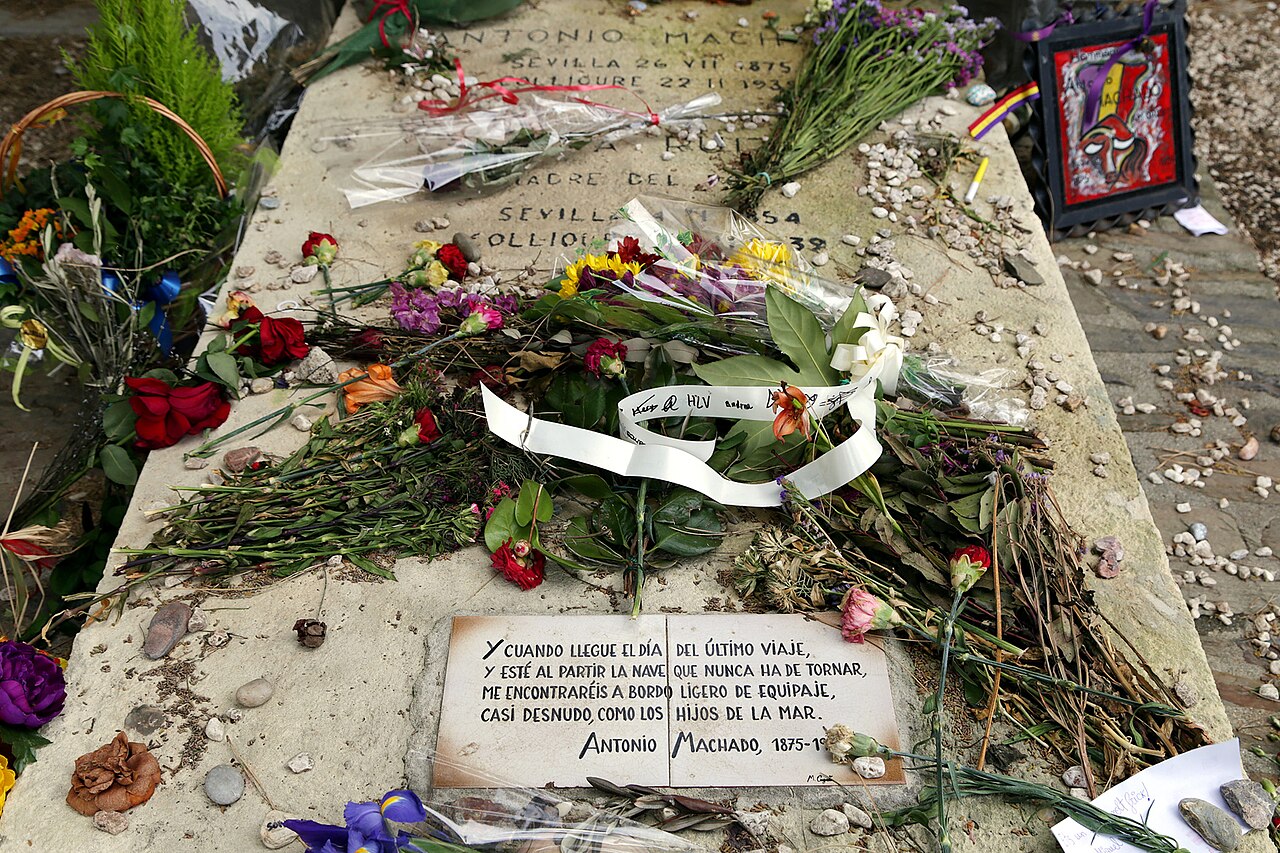 Détail de la tombe du poète, devenue un lieu de recueillement.