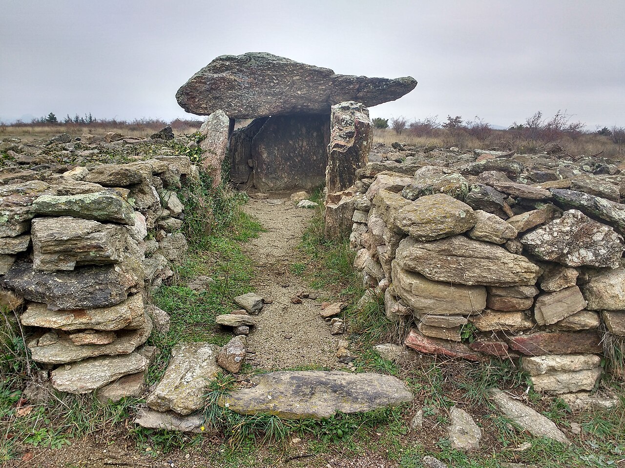 Détails du cairn et des structures de pierre du dolmen de Bélesta