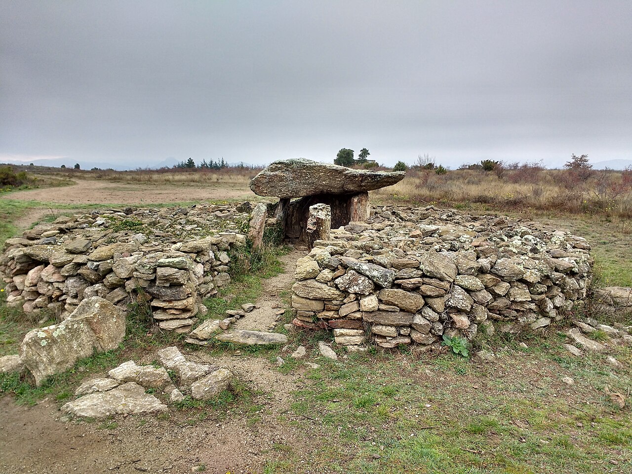 La chambre funéraire du Molí del Vent, entourée de blocs de pierre