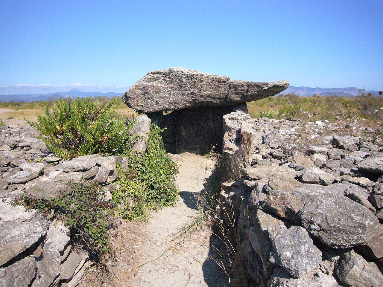 Le dolmen du Molí del Vent et ses dalles mégalithiques restaurées