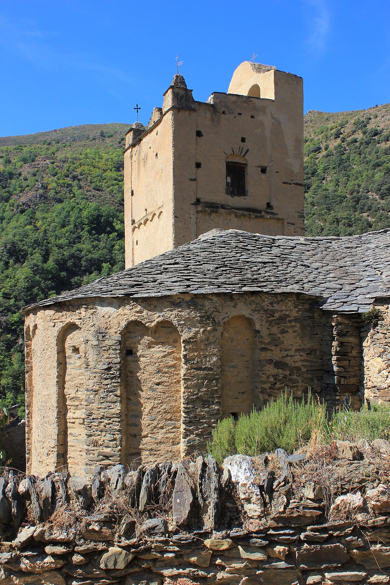 L’église Saint-André, monument voisin illustrant la vie du village.