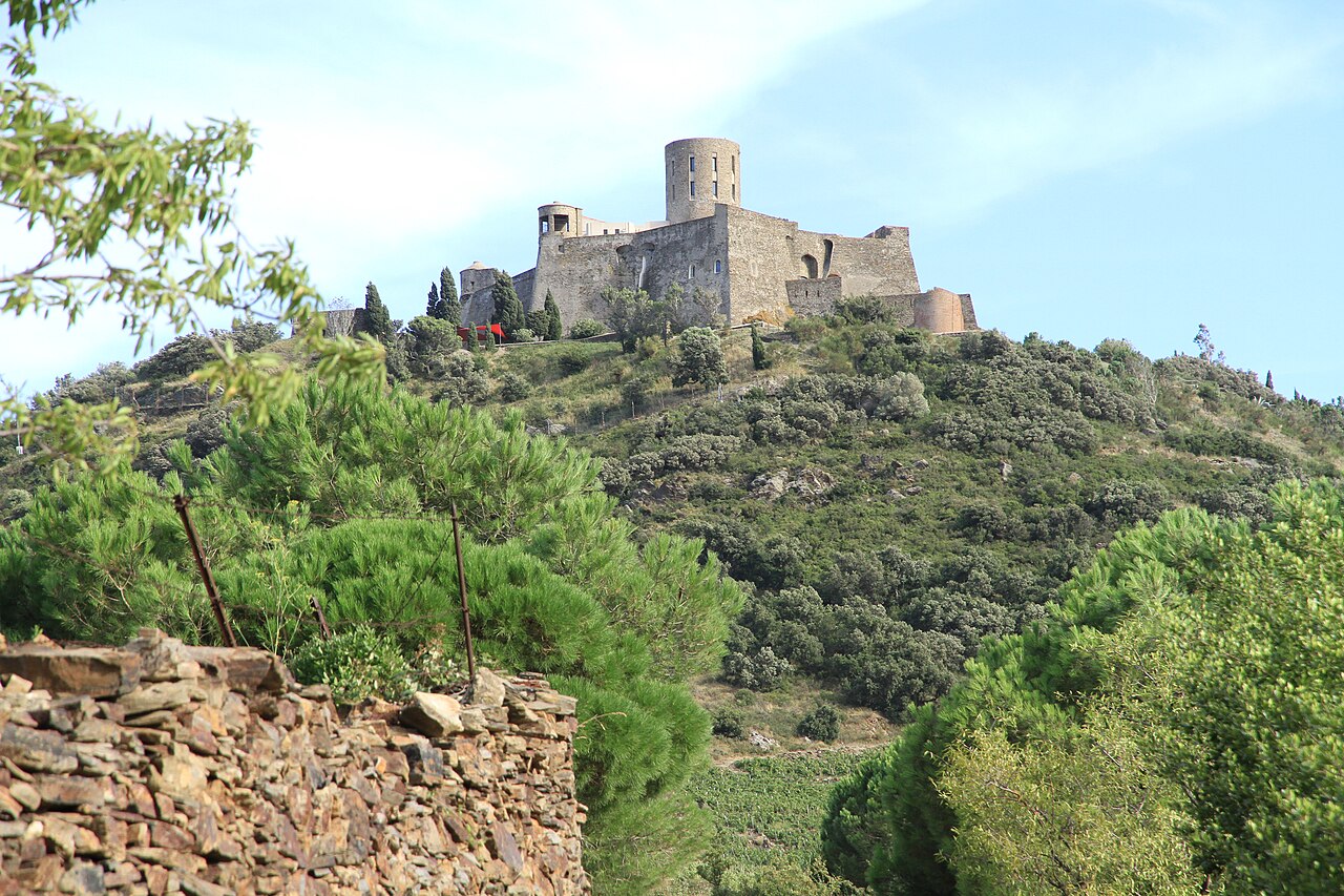 Le Fort Saint-Elme et sa tour centrale au-dessus de Collioure