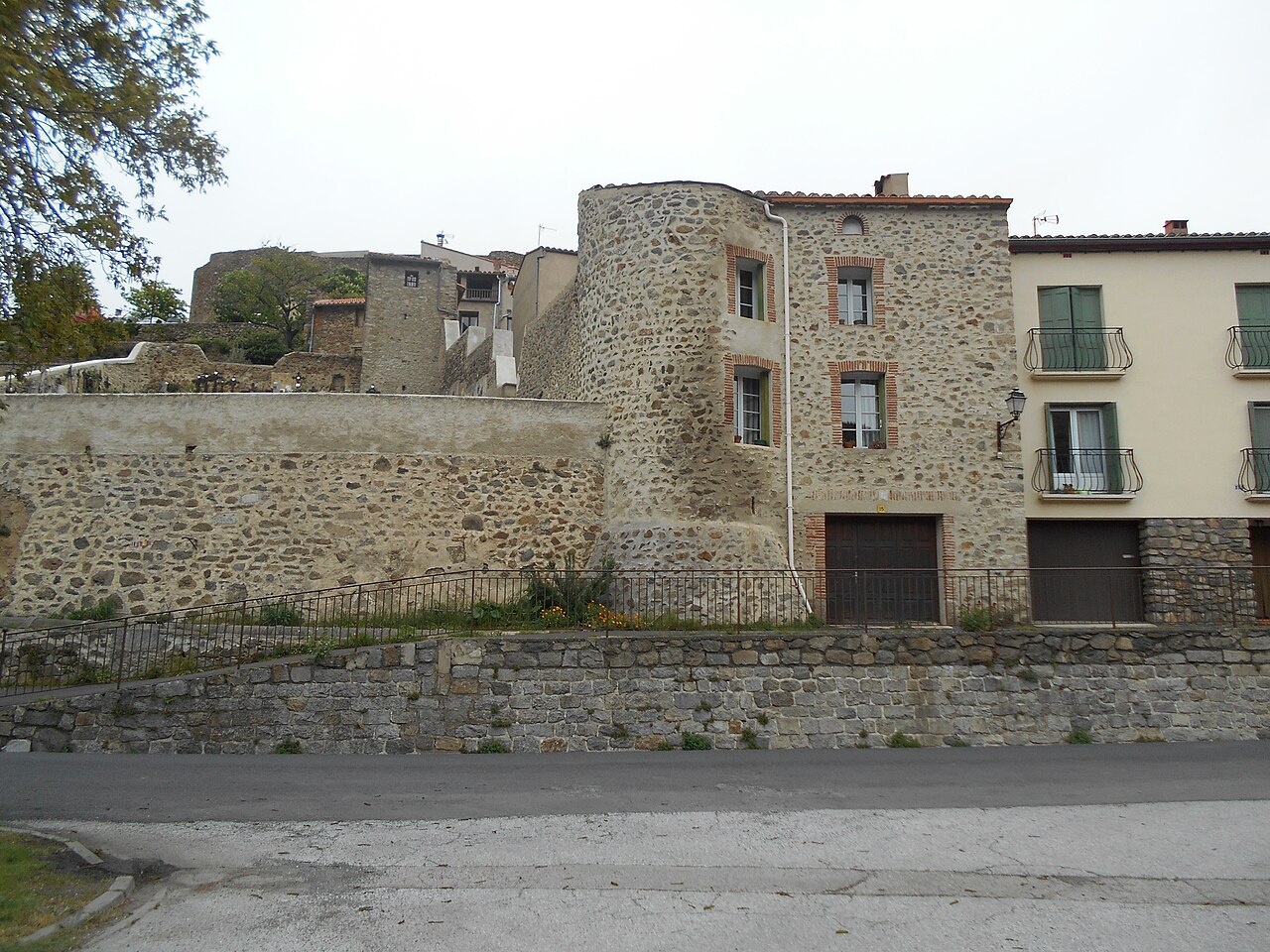 Murailles anciennes et patrimoine bâti de Mosset ; photographie de contexte et non de l’intérieur de la Tour.