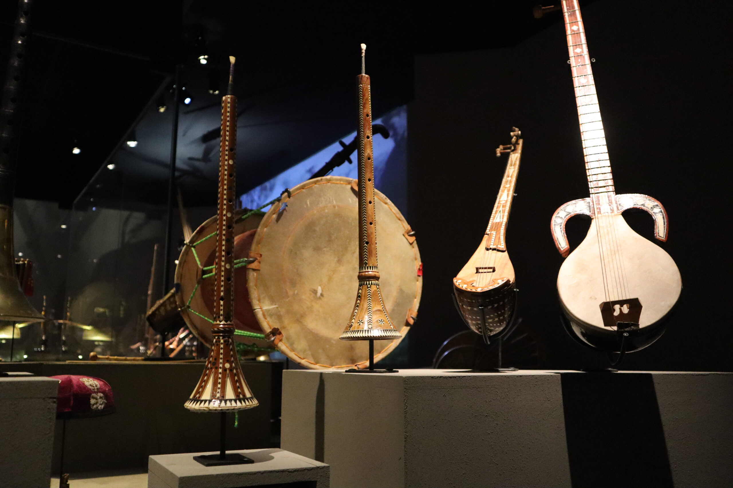 Instruments à cordes et percussions exposés au Musée de la Musique