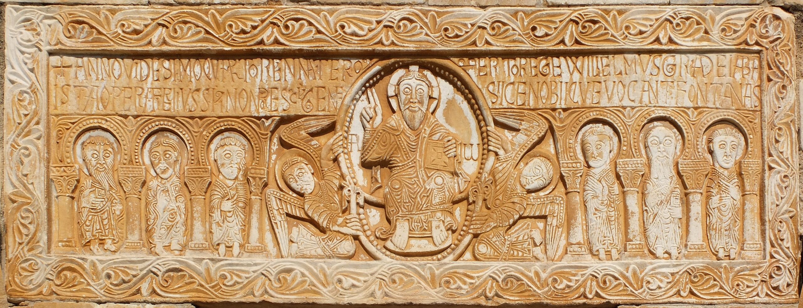 Le linteau de Saint-Génis-des-Fontaines de 1019-1020 : inscription latine, Christ en majesté, anges et six personnages dans des arcades