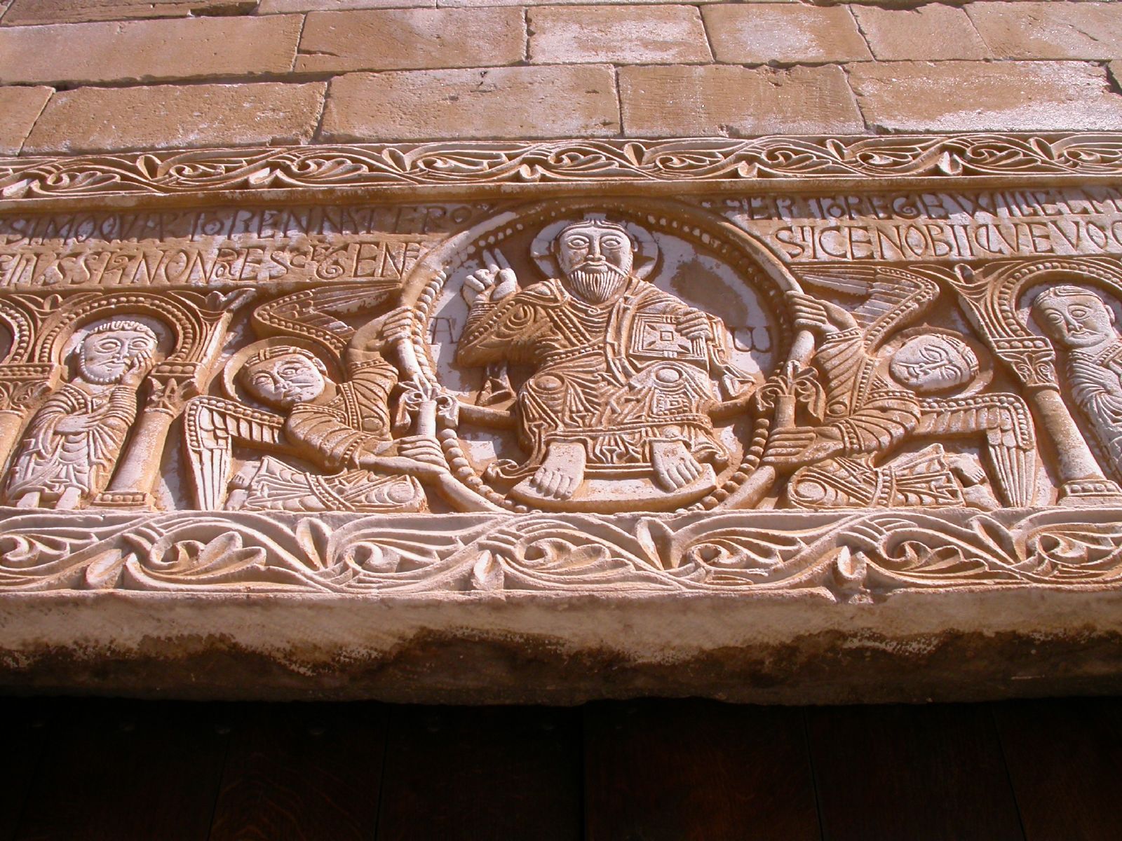 Visages et vêtements des figures sculptées sous les arcs outrepassés du linteau de Saint-Génis-des-Fontaines
