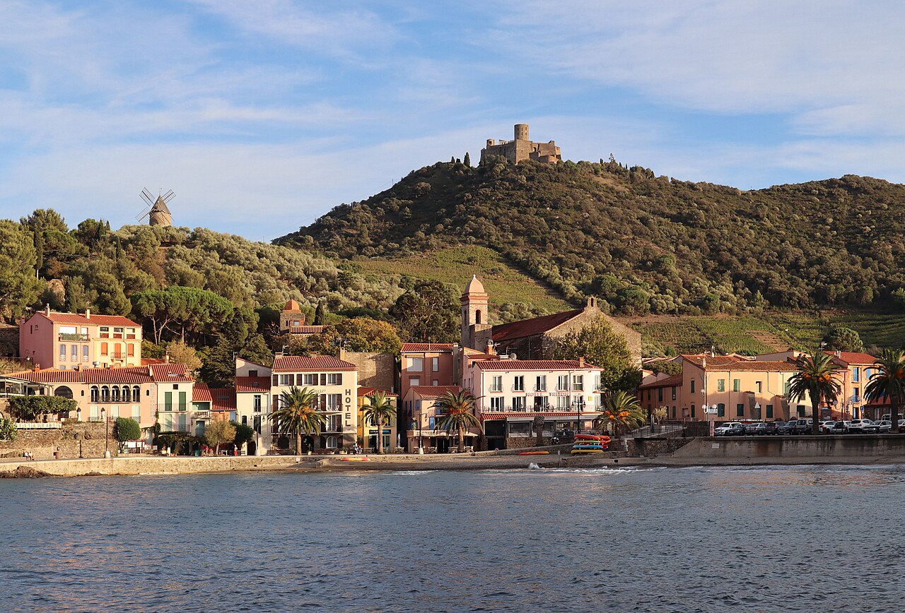 Le moulin de Collioure et le fort visible sur la colline
