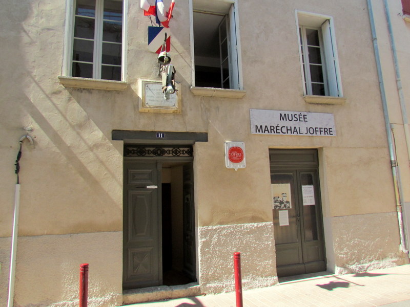 La façade de la maison natale du maréchal Joffre dans le vieux Rivesaltes.