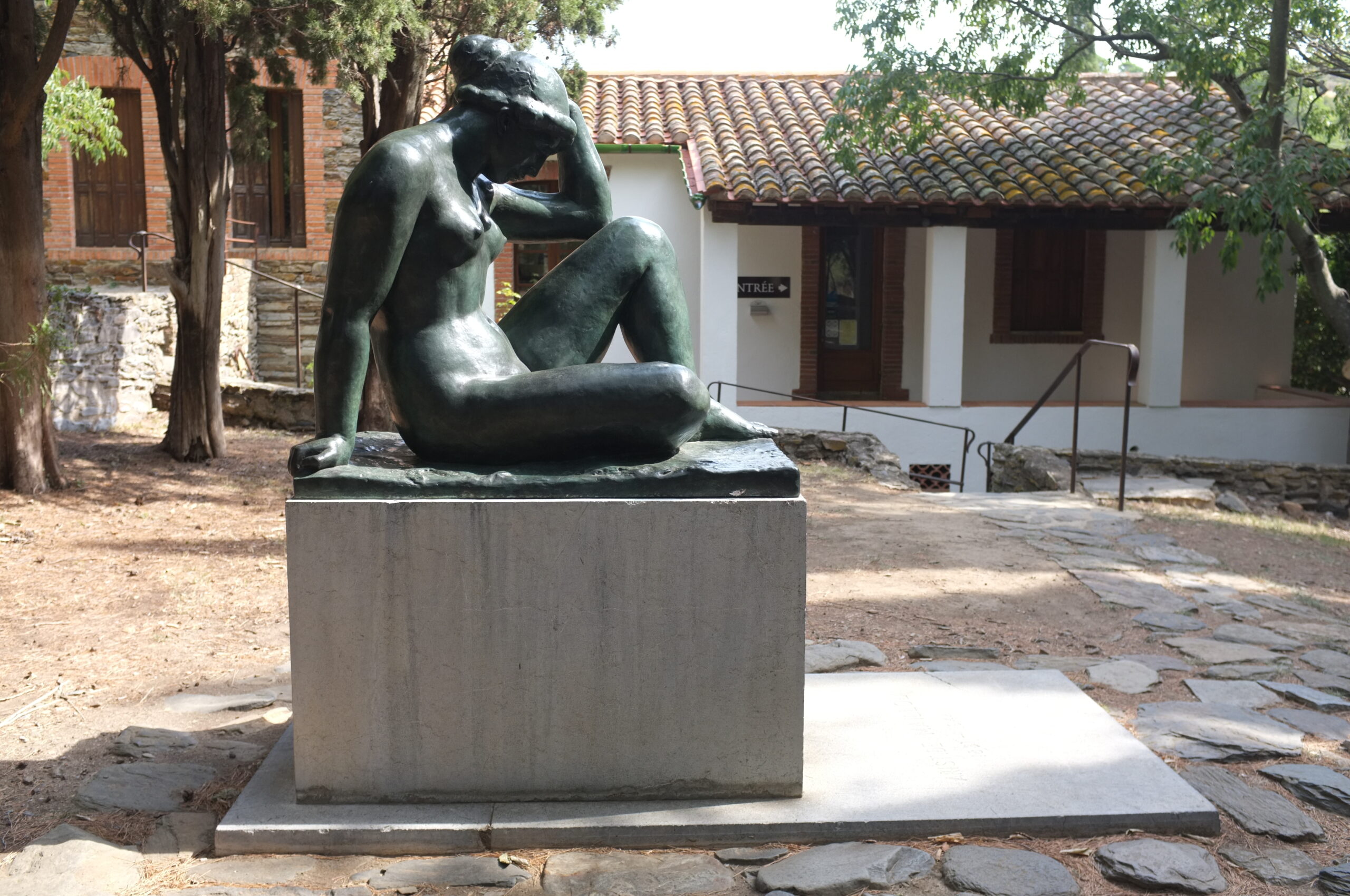 La sculpture La Méditerranée sur la sépulture d’Aristide Maillol dans le jardin de sa Métairie à Banyuls-sur-Mer