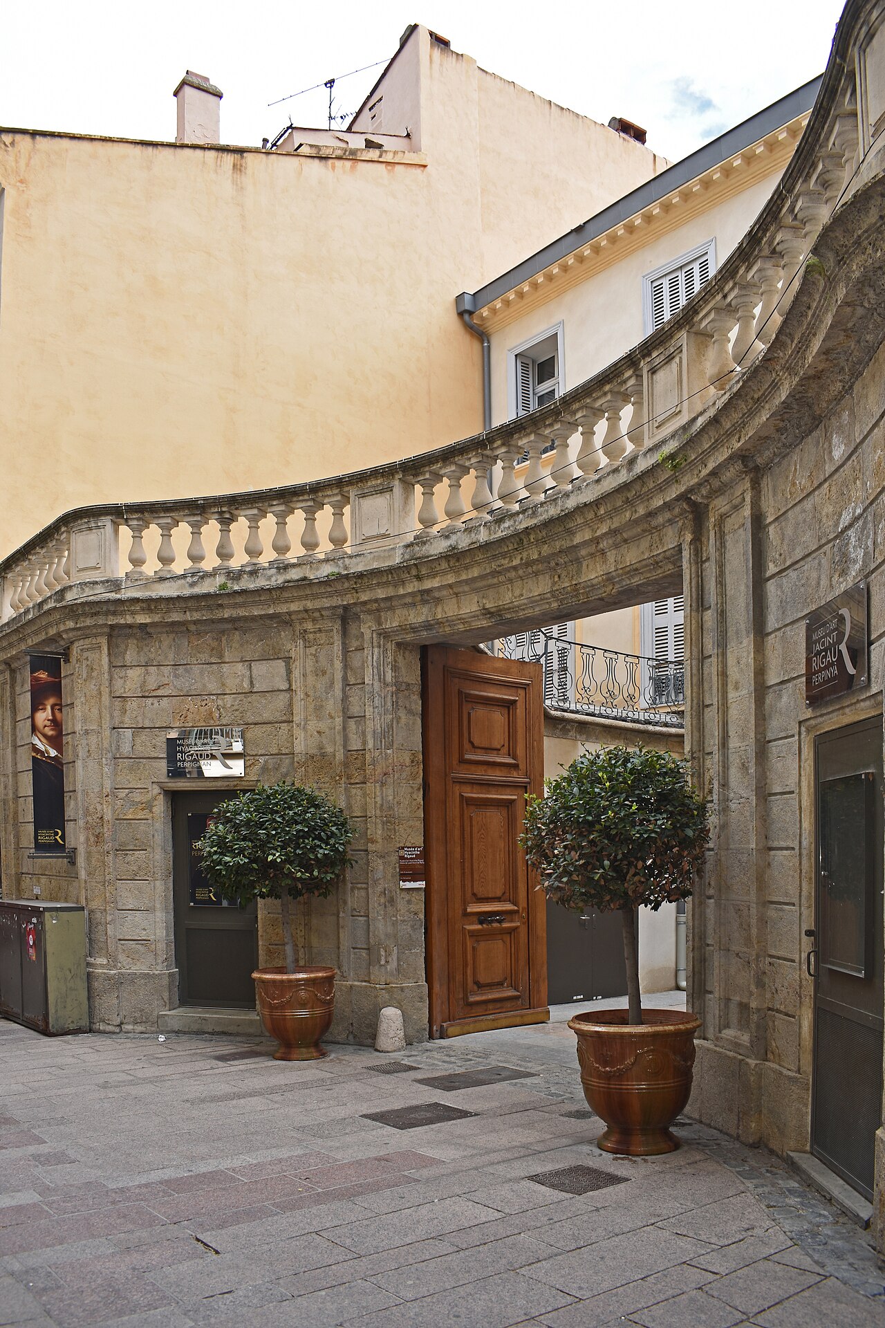 L'entrée du musée d'art Hyacinthe Rigaud, dans la rue Mailly à Perpignan