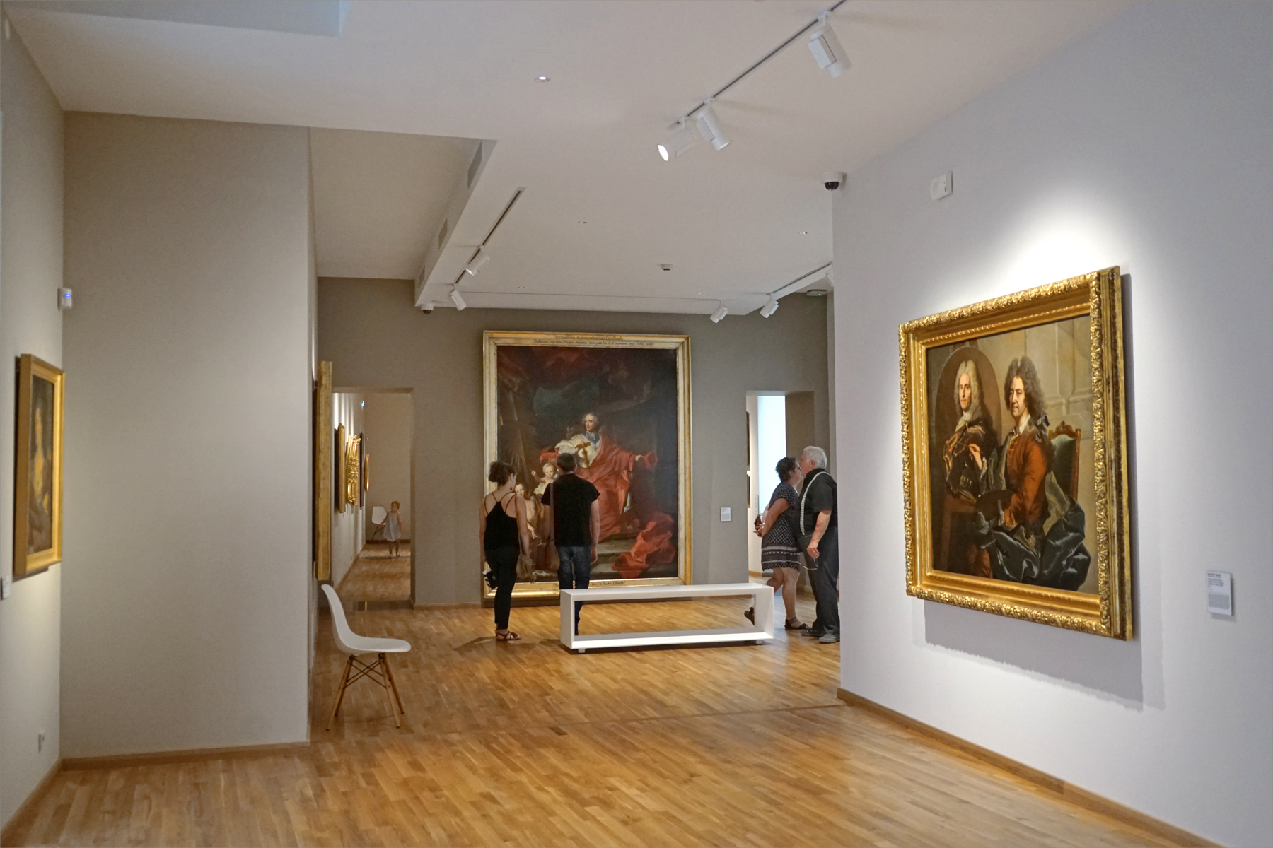 Salle des peintures baroques au musée Hyacinthe Rigaud, avec plusieurs portraits dans leurs cadres dorés