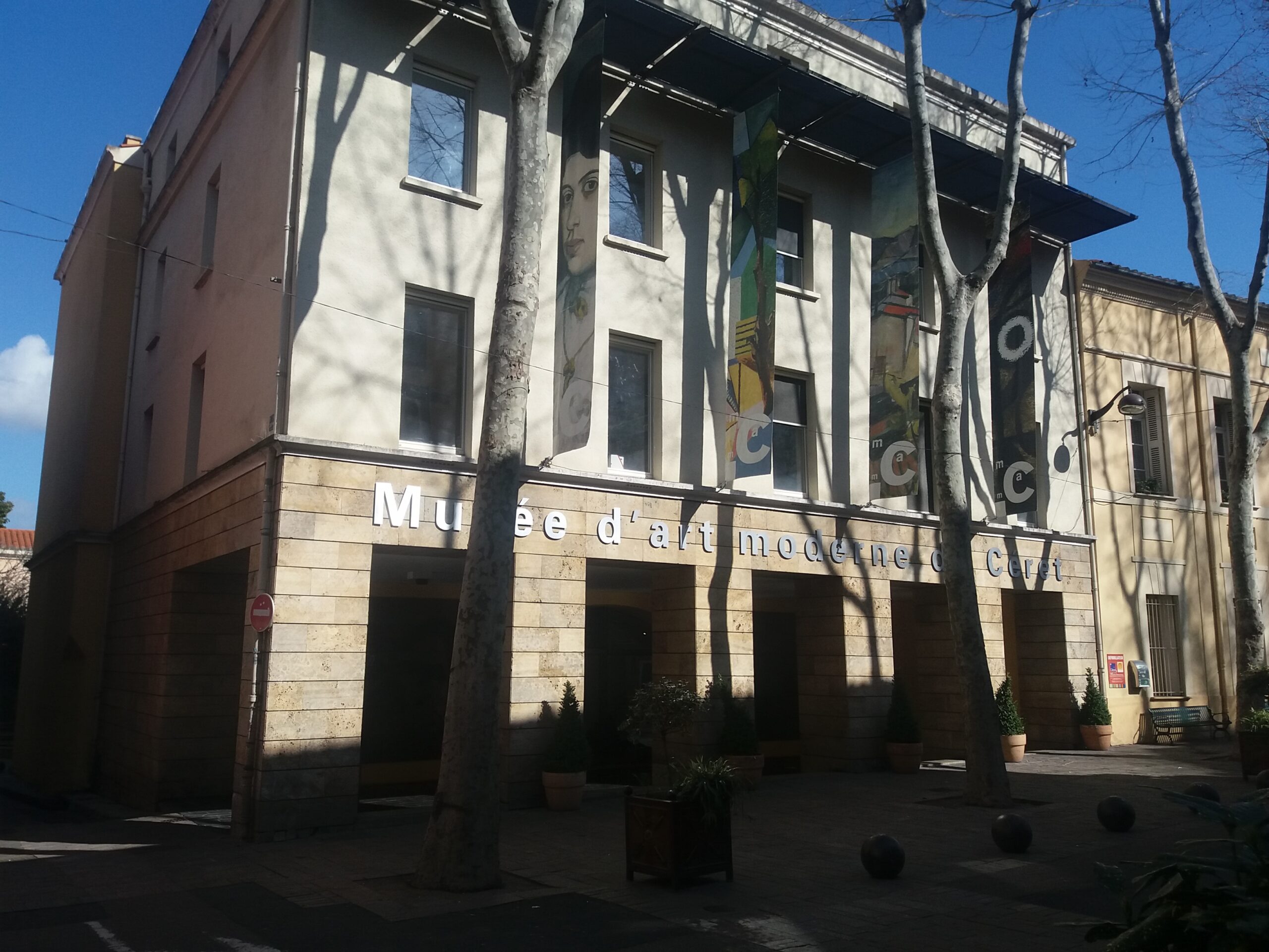 L’entrée du Musée d’Art moderne de Céret et son architecture