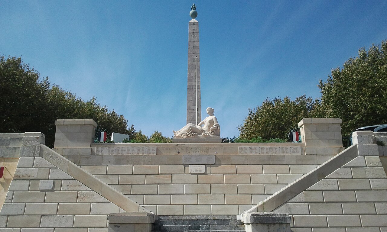 Place de l’Obélisque avec le monument aux morts de Port-Vendres