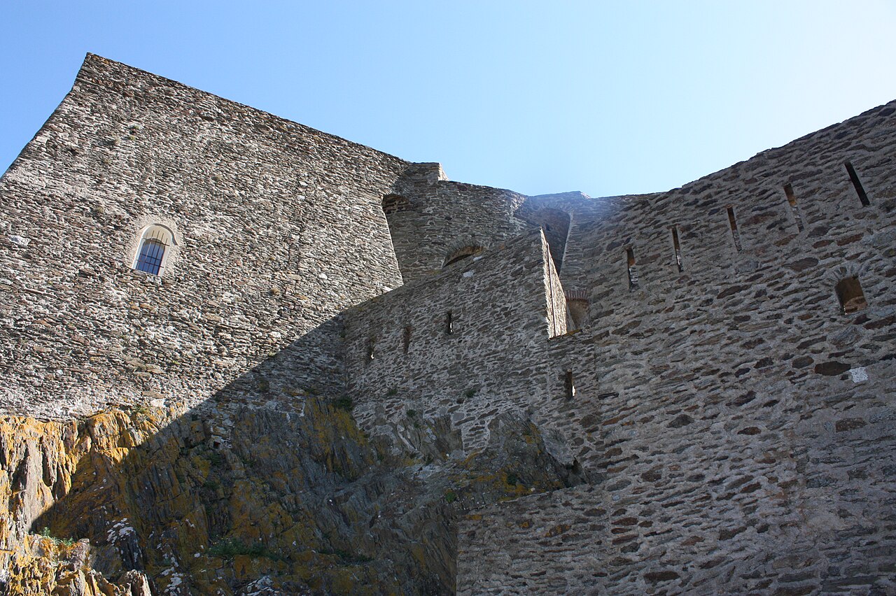 Les bastions du Fort Saint-Elme et le panorama de la Côte Vermeille