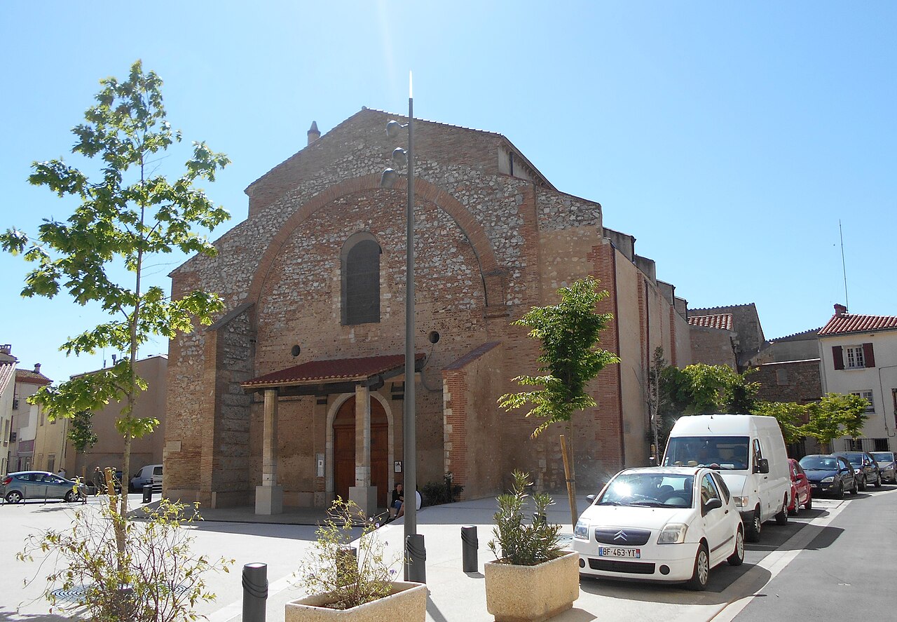 L'église du centre ancien de Saint-Laurent-de-la-Salanque, photographie de contexte