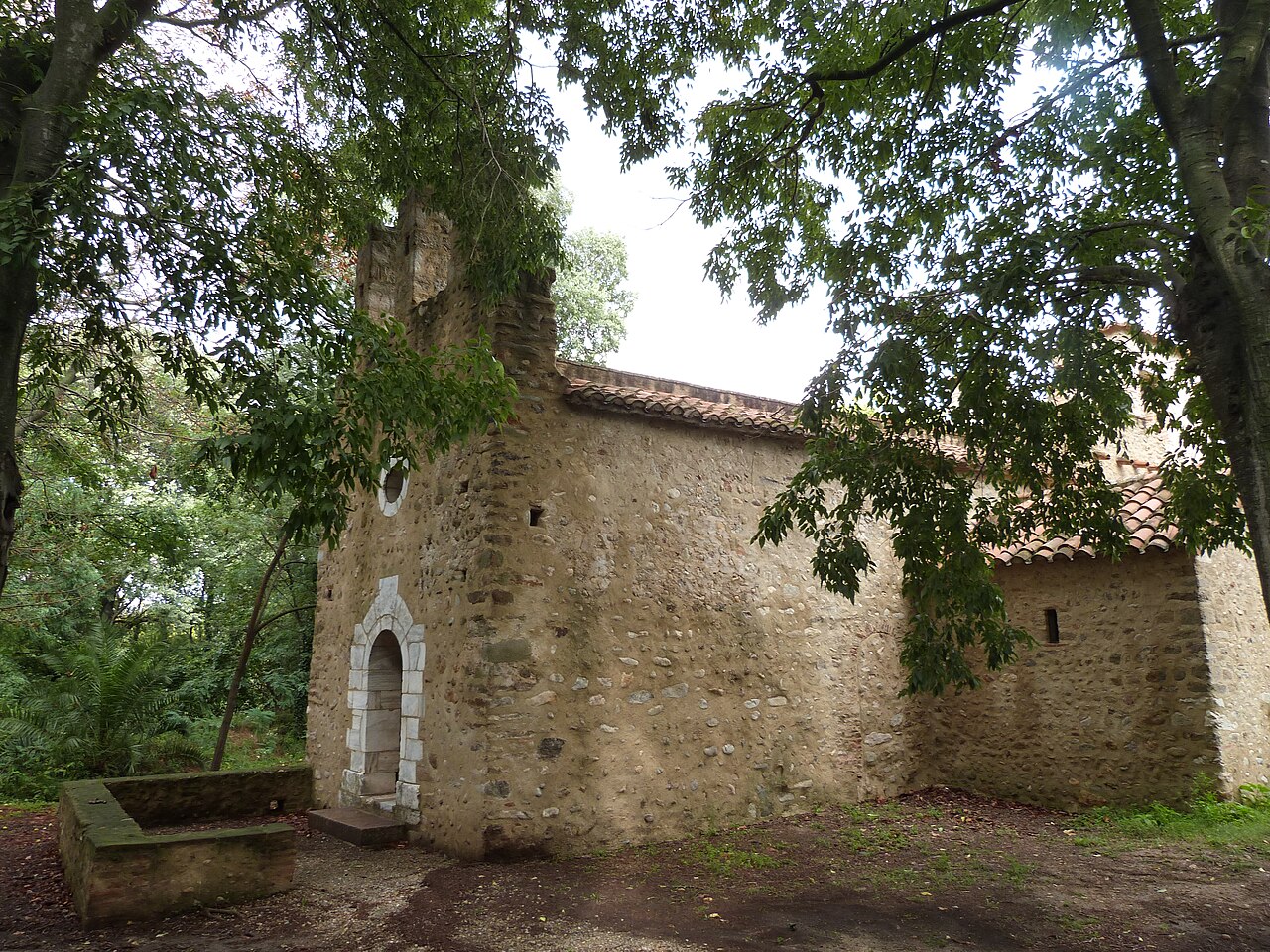 Pignon et façade sud de Sainte-Colombe de Cabanes