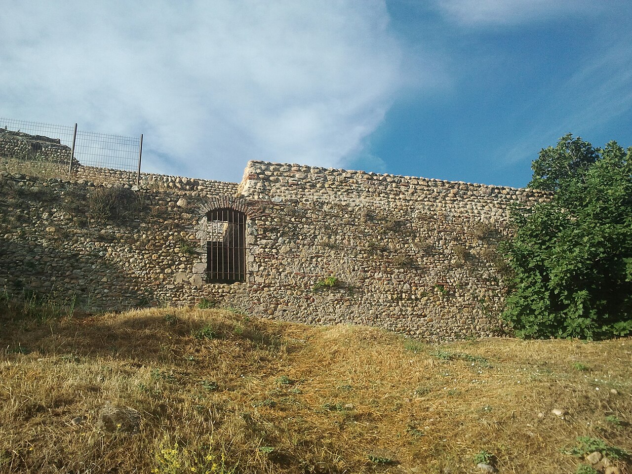 Le mur nord-est du château vicomtal, témoin de ses défenses médiévales.