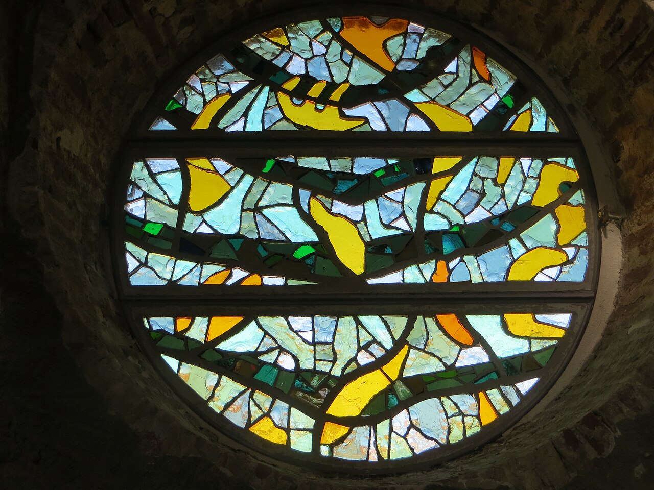 Rosace contemporaine en verre de l'église, exemple local d'art verrier, distinct des créations vendues dans les ateliers.