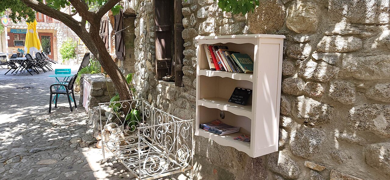 Une ruelle du vieux village d’Eus : photographie de contexte, non de l’intérieur du musée.