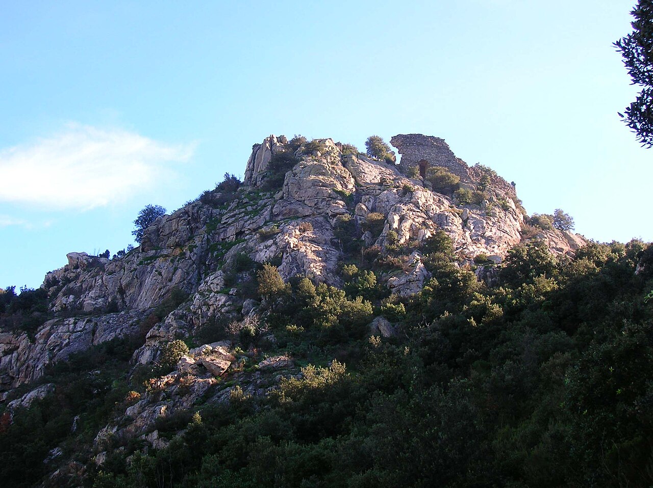 Vestiges de murs et bâtiments du Château d'Ultrera