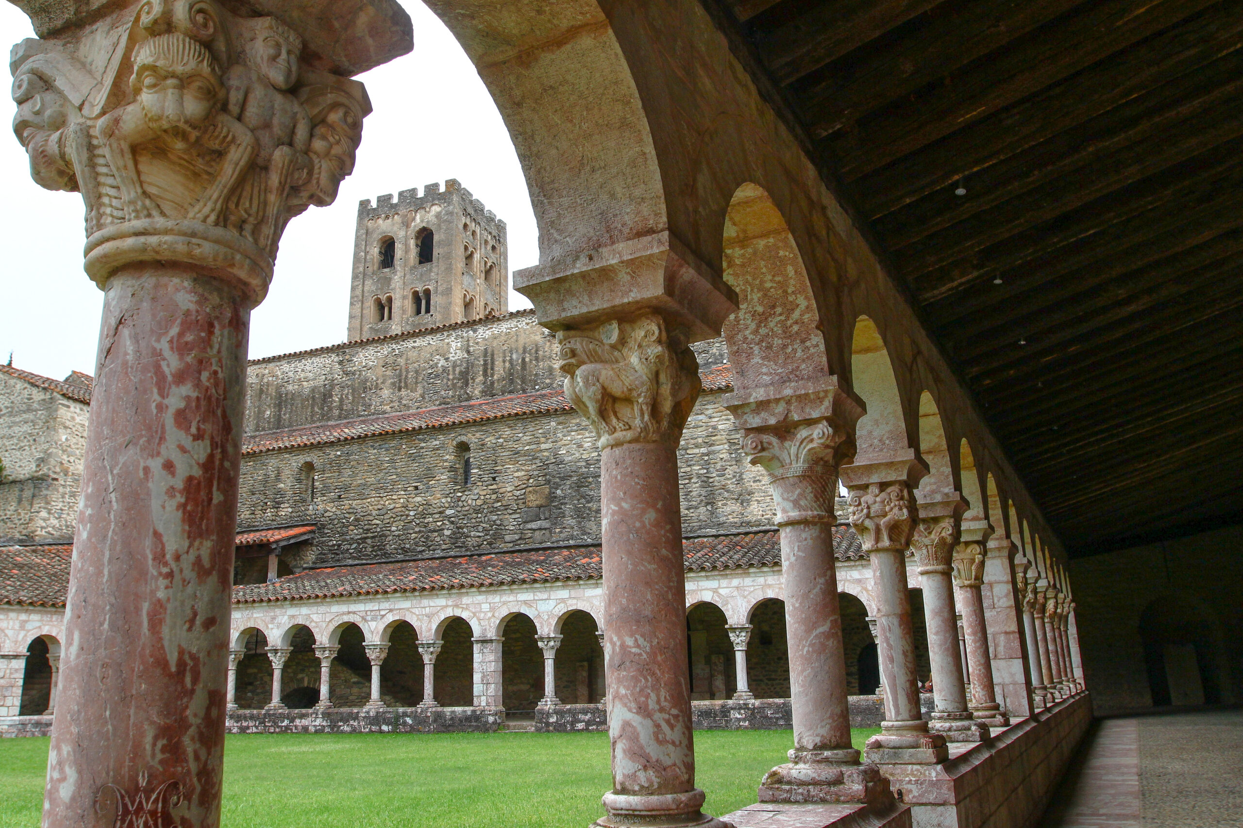 Le cloître de Saint-Michel de Cuxa, arcs et colonnes de marbre rose autour d’un jardin