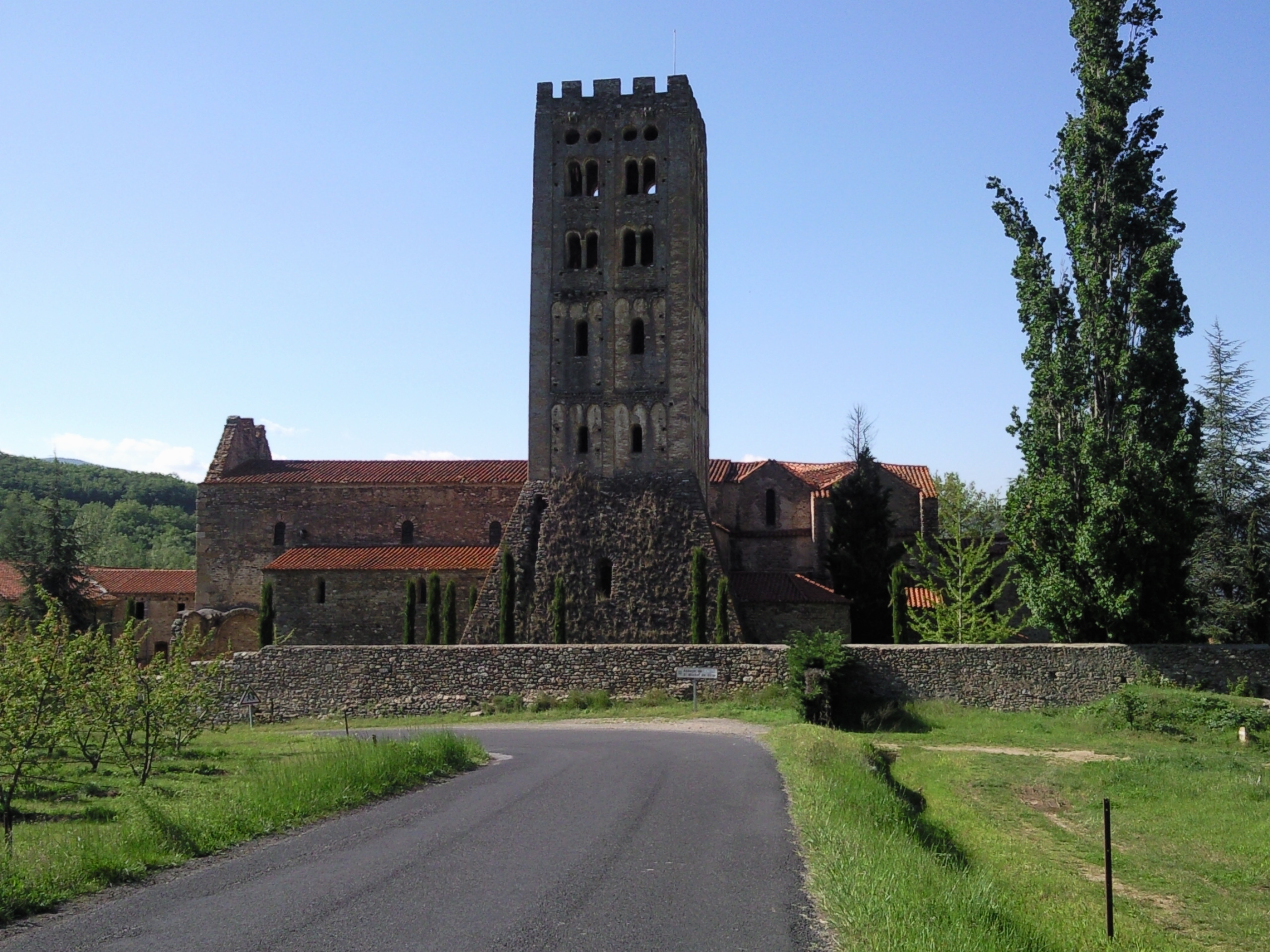 La façade de pierre et le clocher roman de l’abbaye Saint-Michel de Cuxa à Codalet