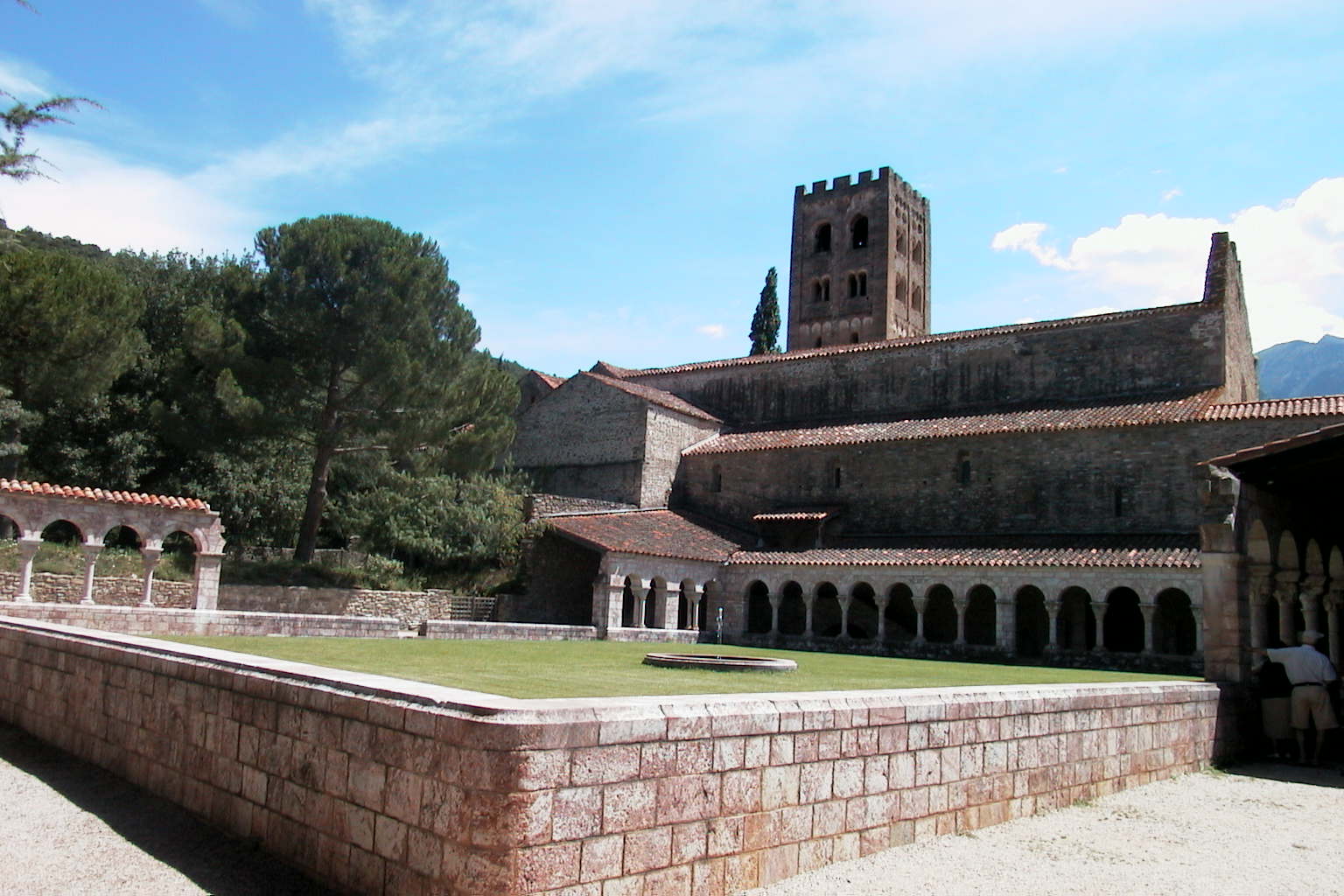 Galerie du cloître de l’abbaye de Cuxa, détails des chapiteaux romans