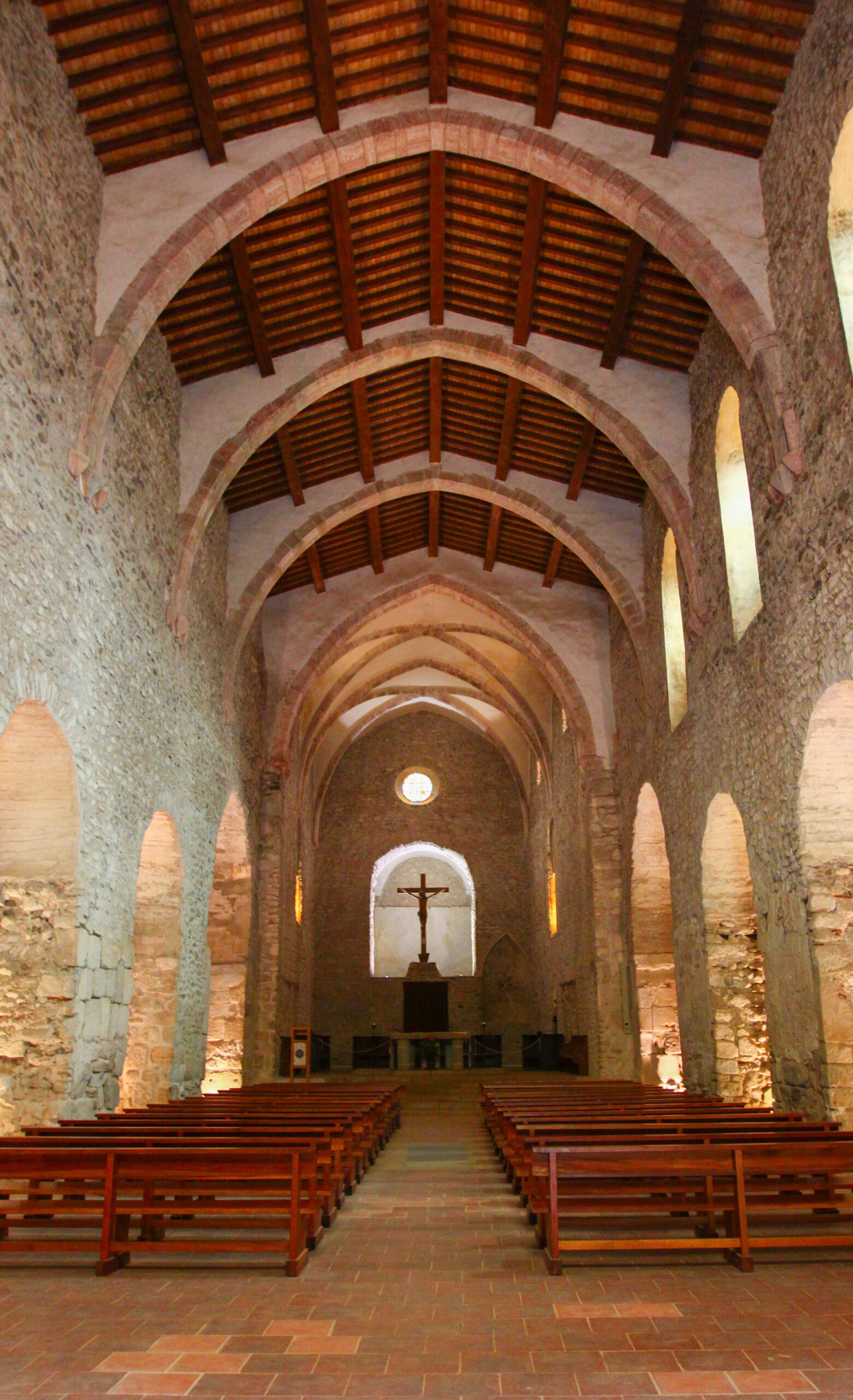 Voûtes, colonnes et espace intérieur de l’abbatiale Saint-Michel de Cuxa