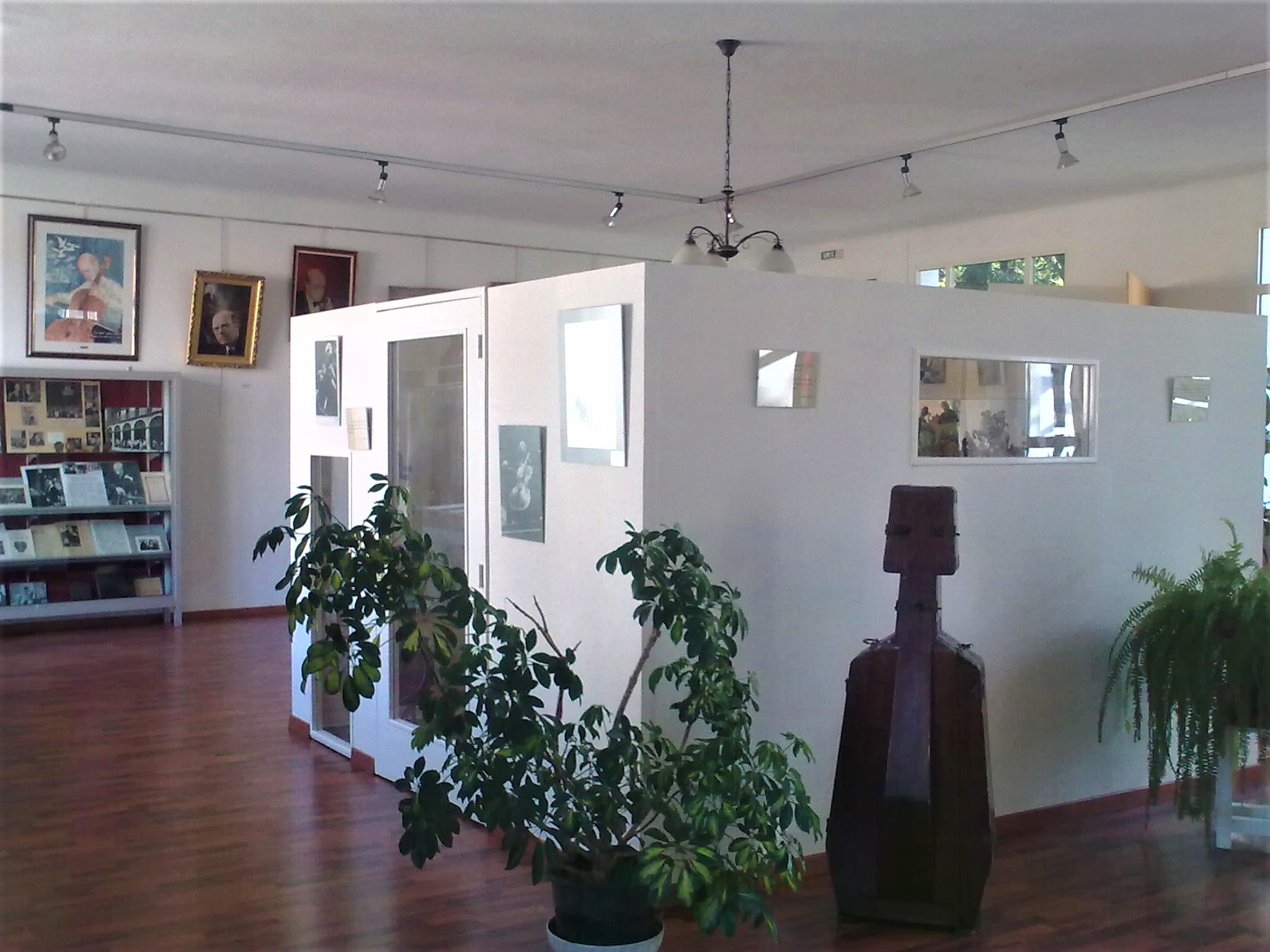 Salle de l'Espace Pau Casals de Prades, documents et objets musicaux