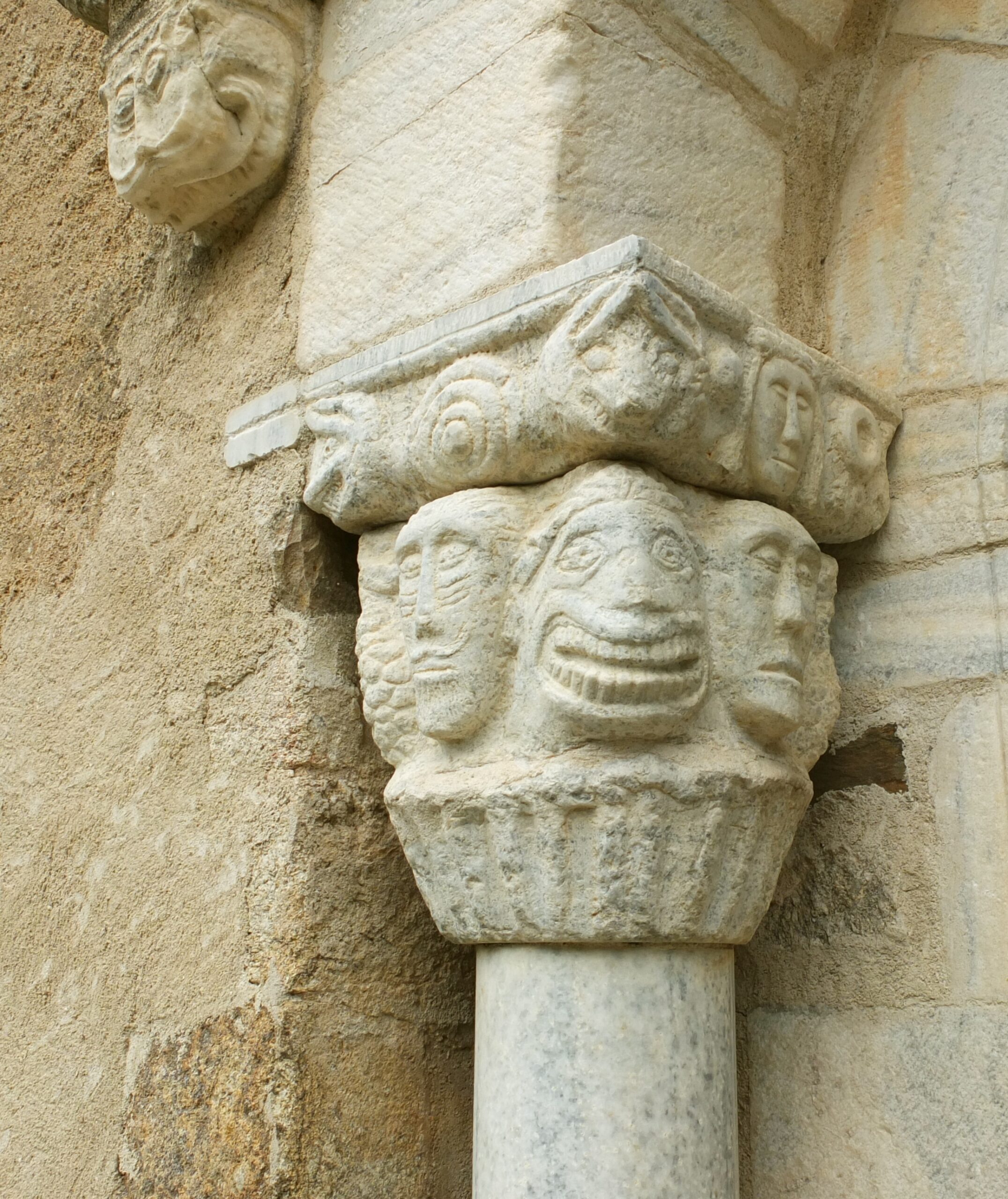 Détail de la maçonnerie et d'un élément sculpté du prieuré Santa Maria del Vilar