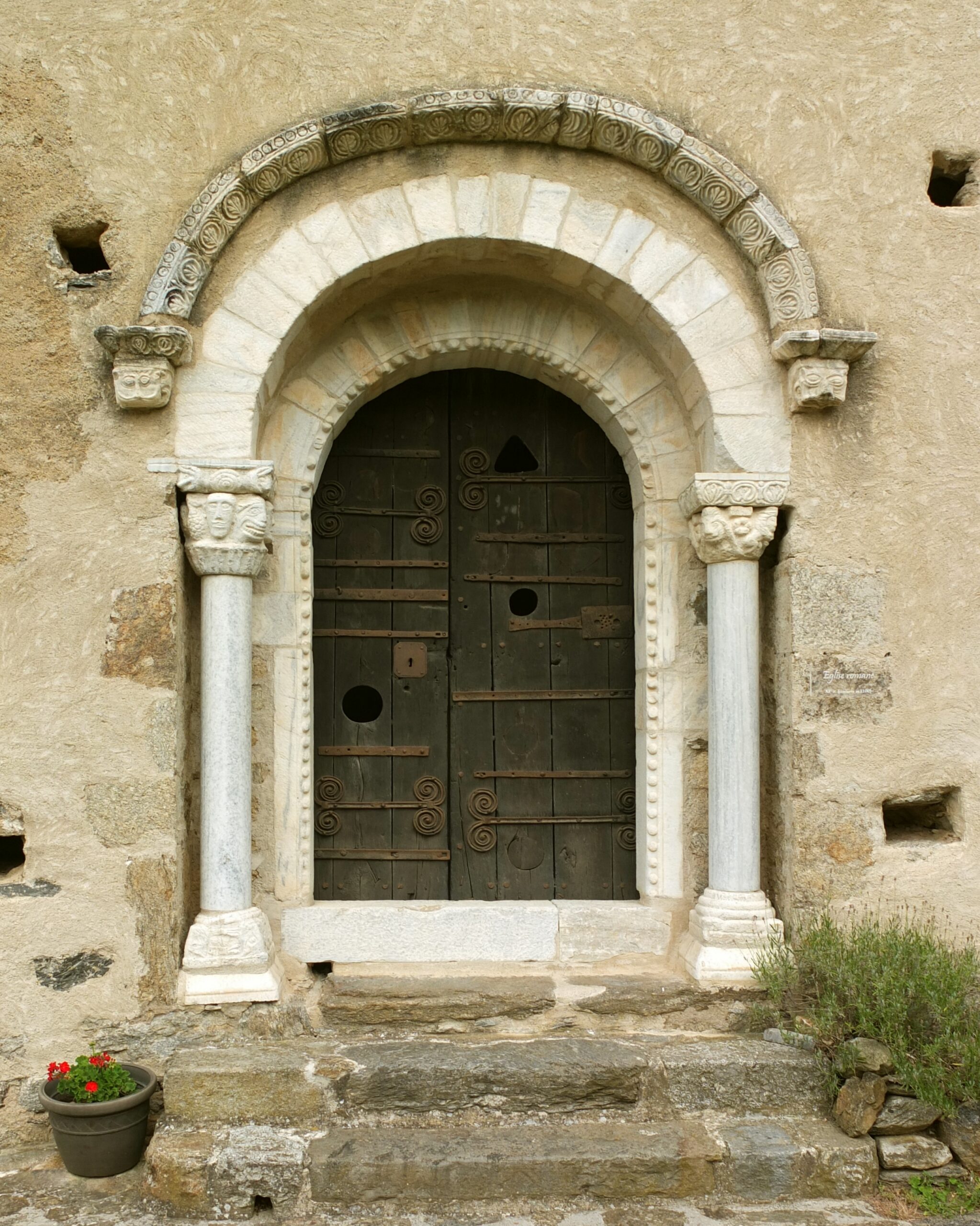 Architecture du prieuré du Vilar, détail des arcades et de la pierre romane