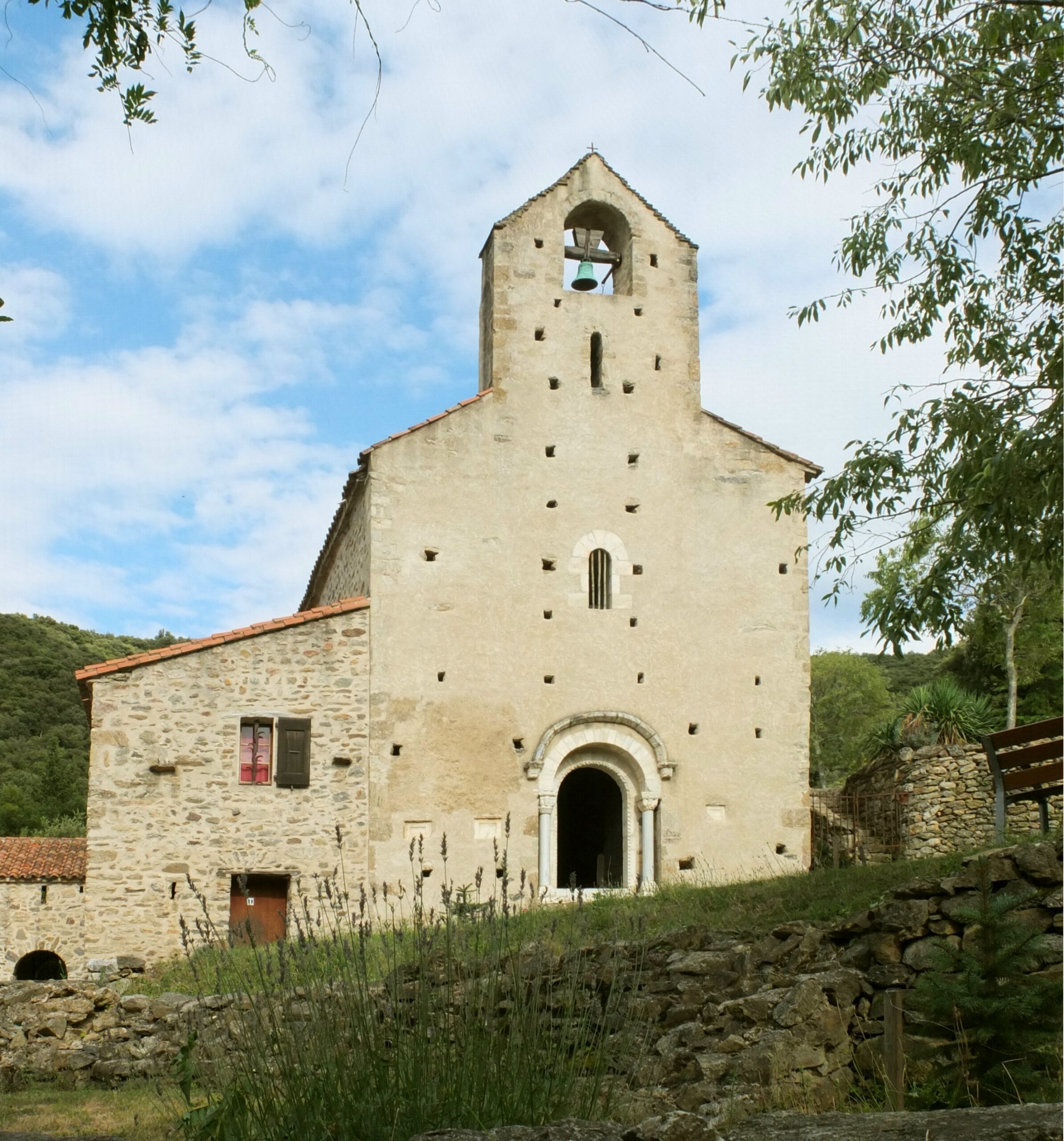 La chapelle romane Santa Maria del Vilar, portail cintré et clocher-mur au-dessus de la façade