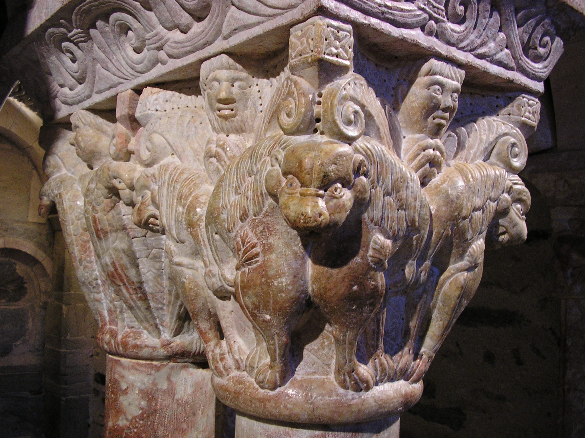 Détail d'un chapiteau sculpté de la tribune romane du prieuré de Serrabona